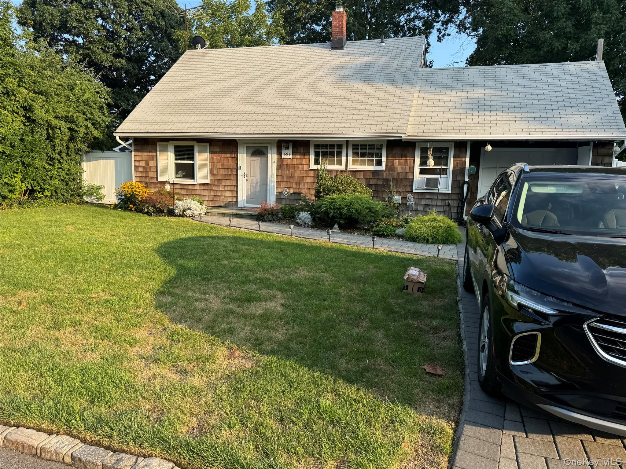 #1 photo, 694 Whittier Street, Нассау ‖ Westbury , NY 11590