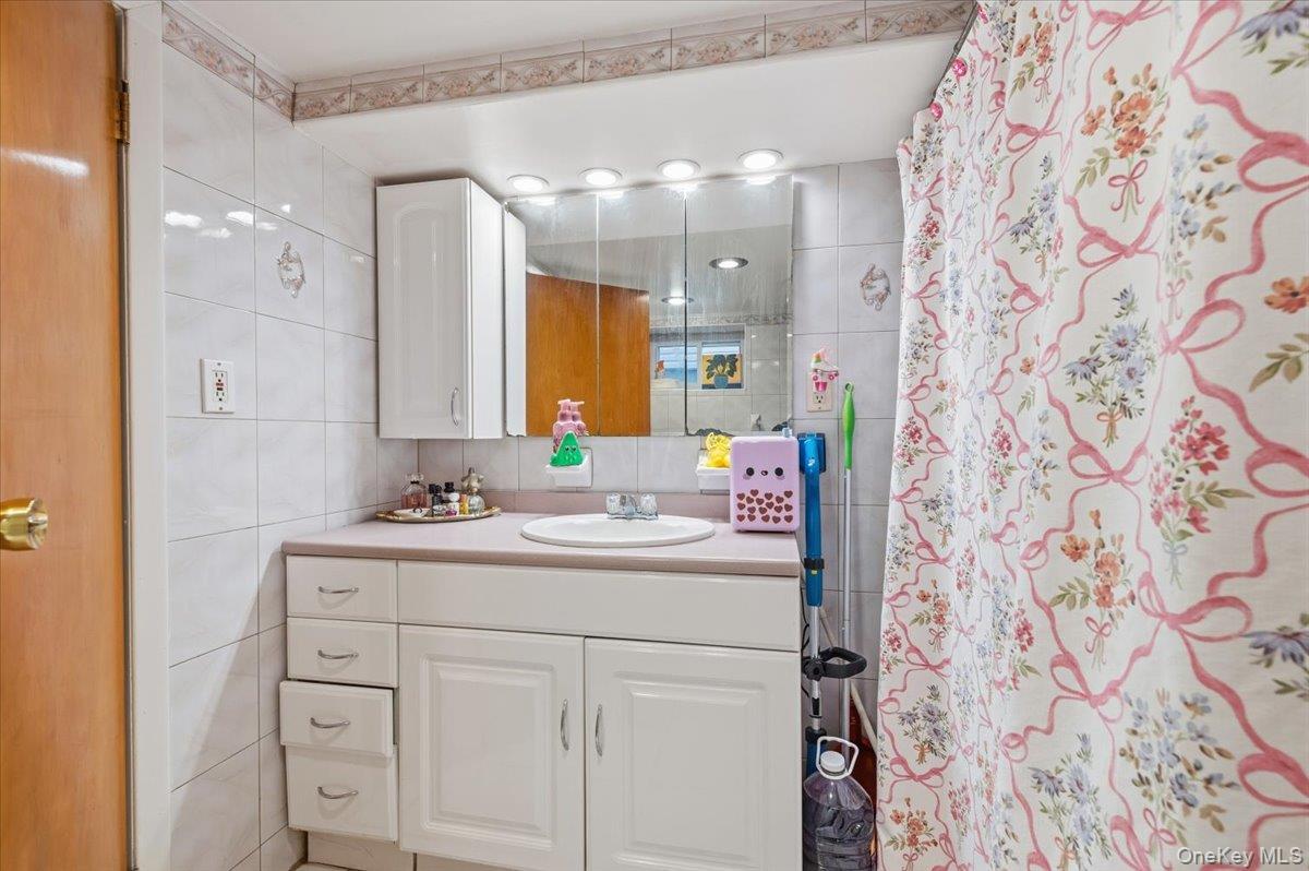 #18 photo, 6915 69th Street, Glendale , NY 11385