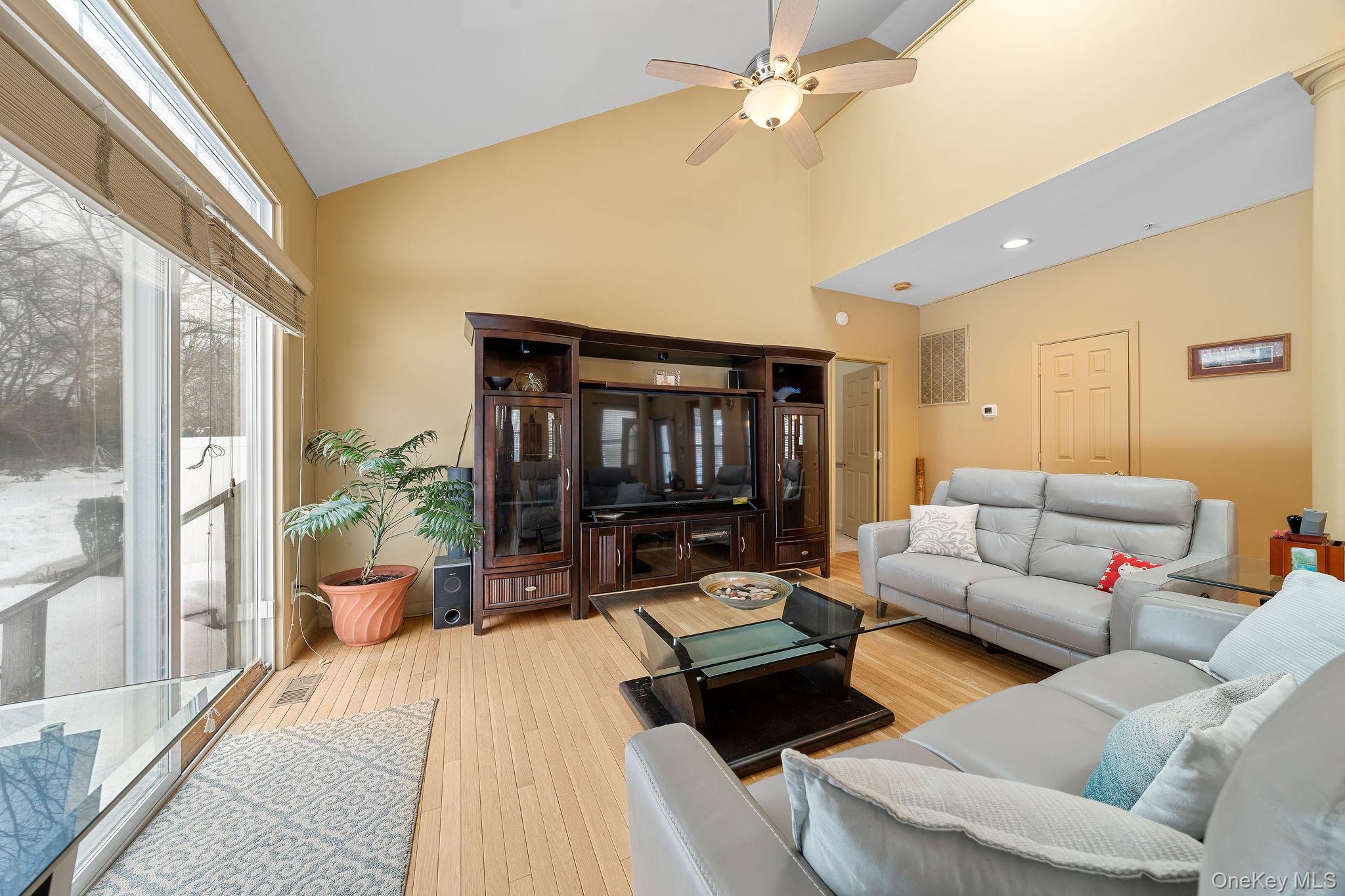 #11 photo, 75 Meadow Pond Circle, سوفولك Miller Place , NY 11764