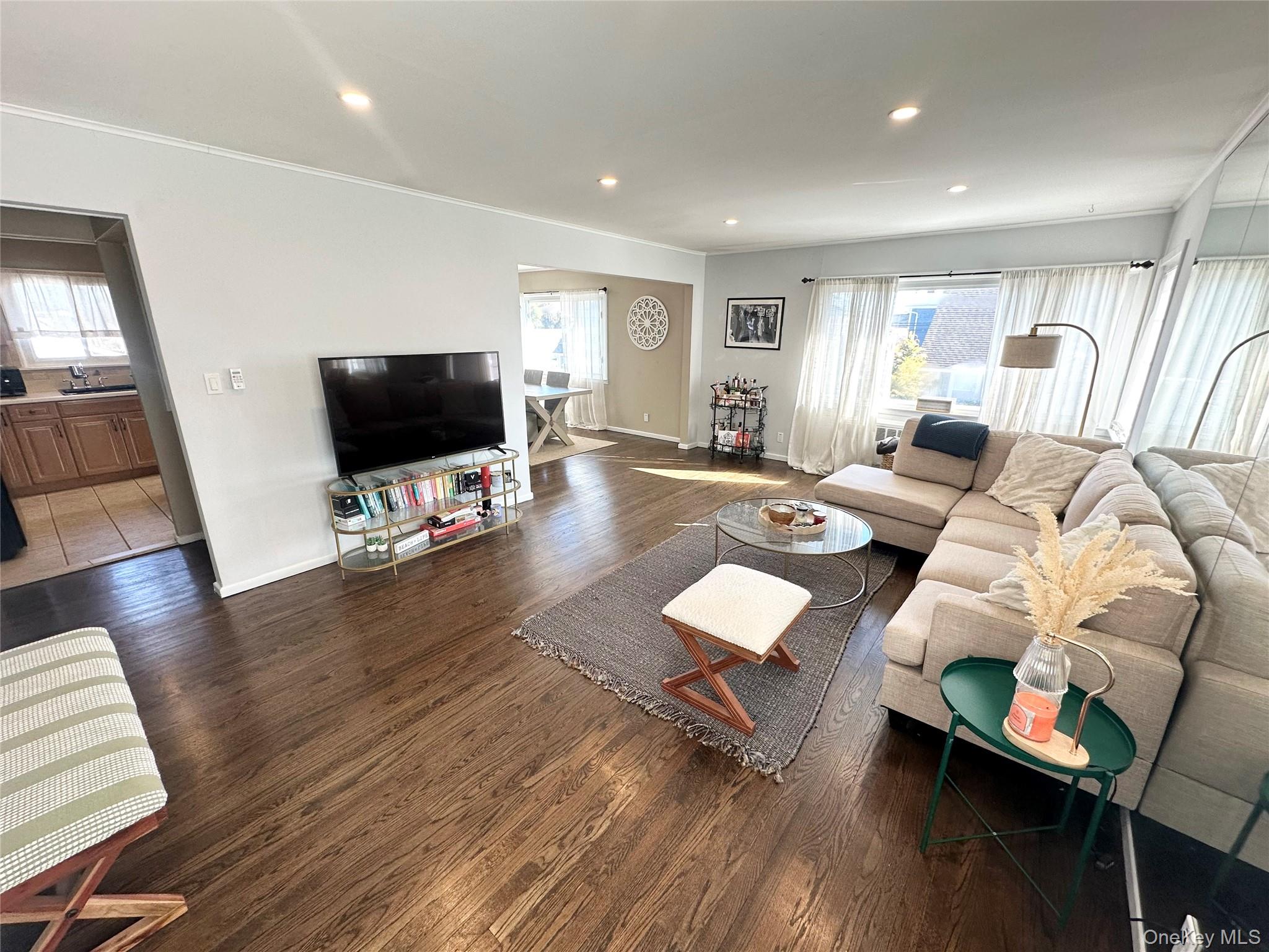 #2 photo, 133 Cleveland Avenue, नासाउ काउंटी Long Beach , NY 11561