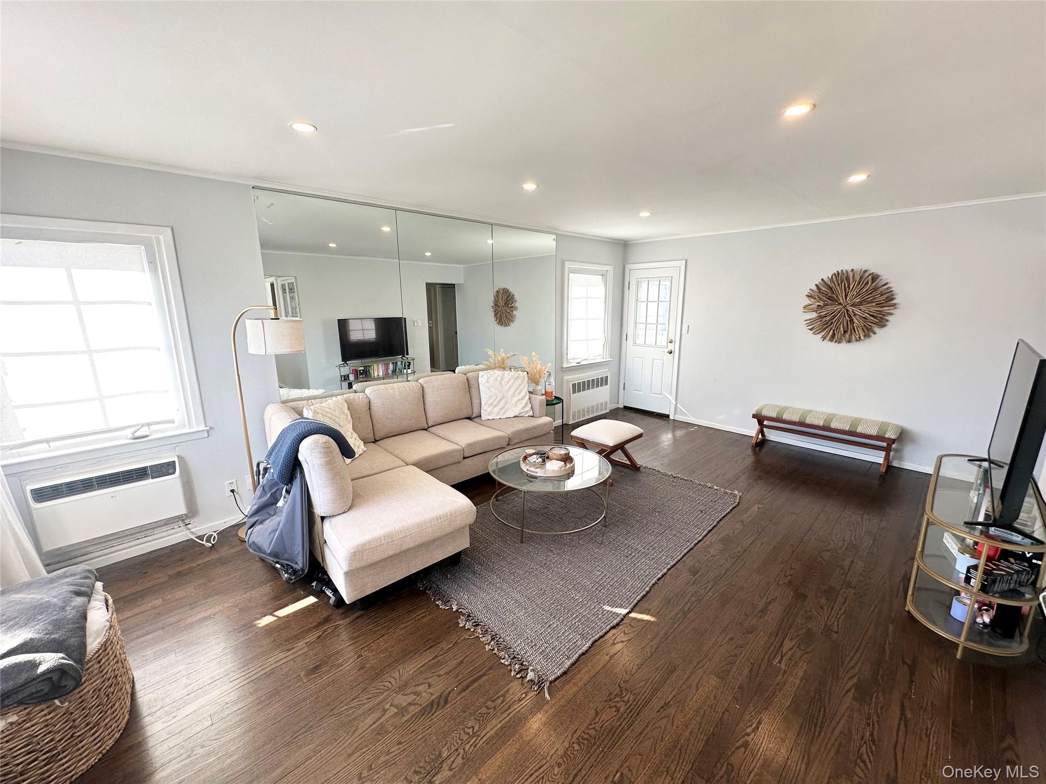 #3 photo, 133 Cleveland Avenue, नासाउ काउंटी Long Beach , NY 11561