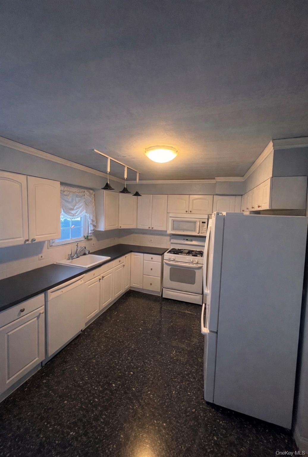 #7 photo, 122 Rockaway Parkway, Valley Stream , NY 11580