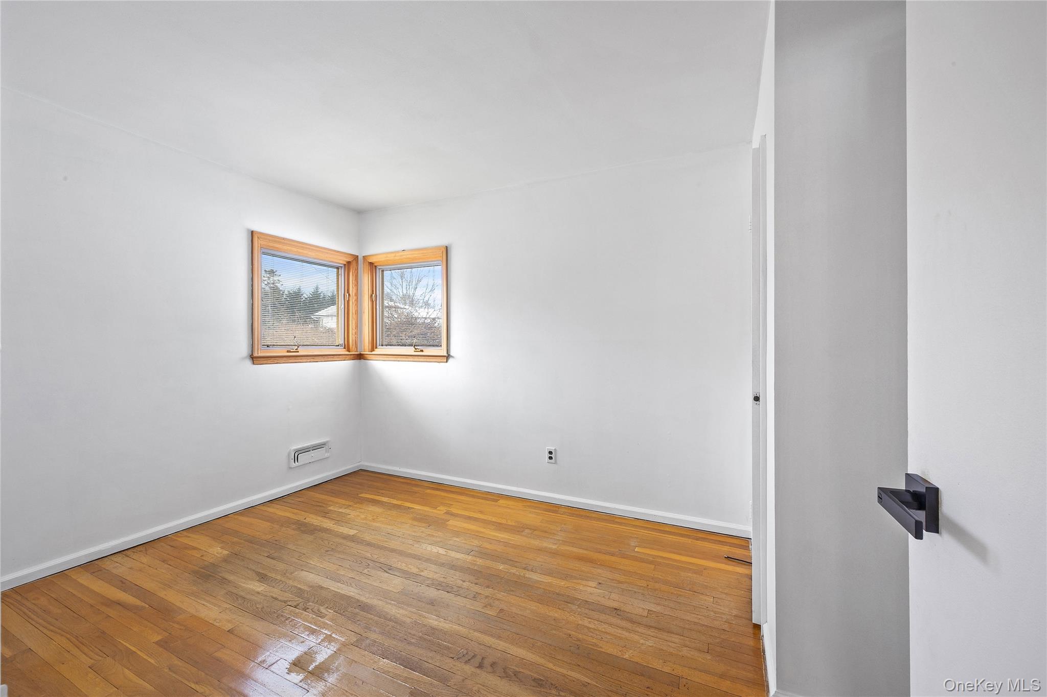 #8 photo, 3 Saratoga Street, Commack , NY 11725