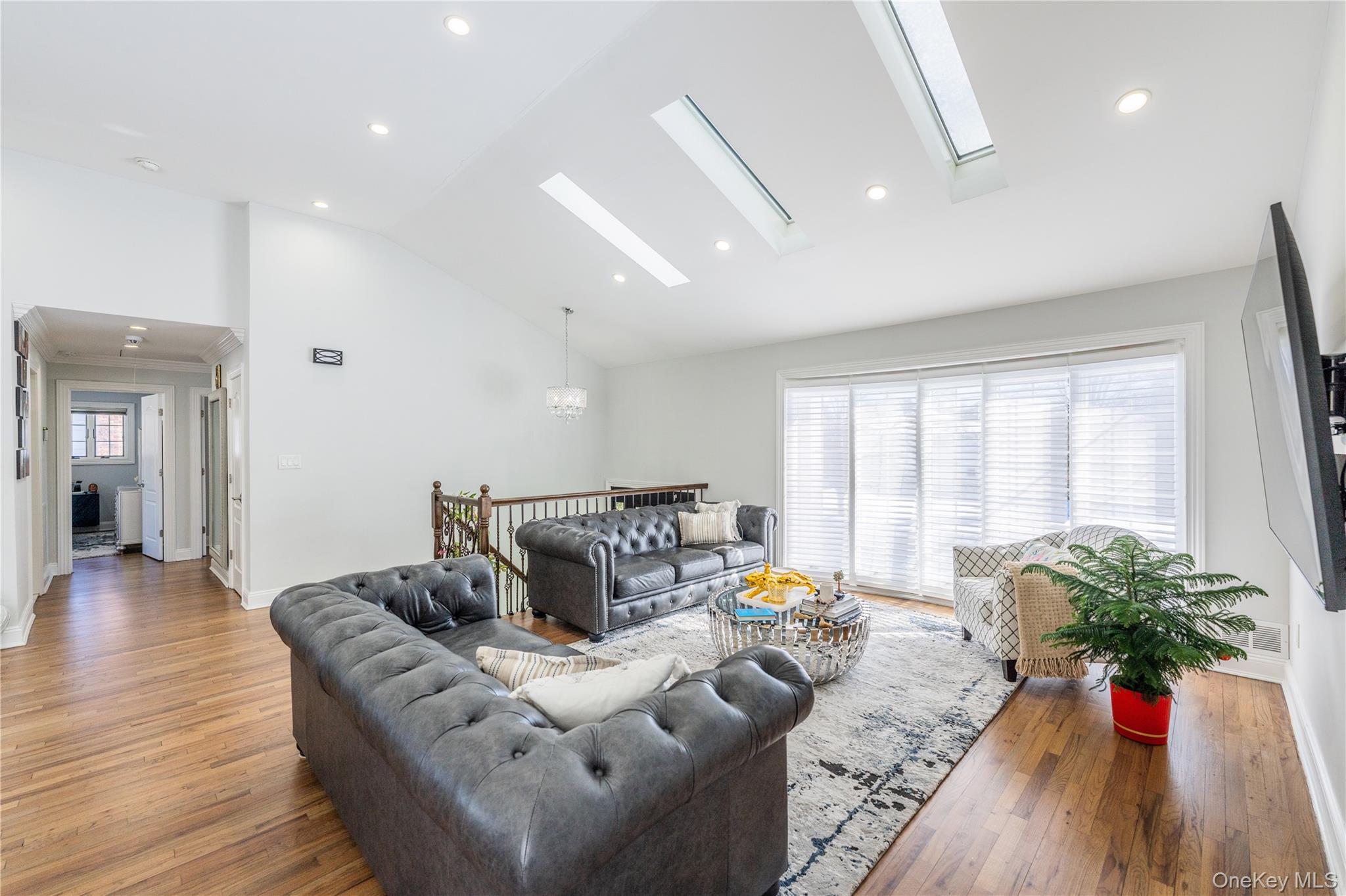 #5 photo, 7 Dunhill Road, Manhasset Hills , NY 11040