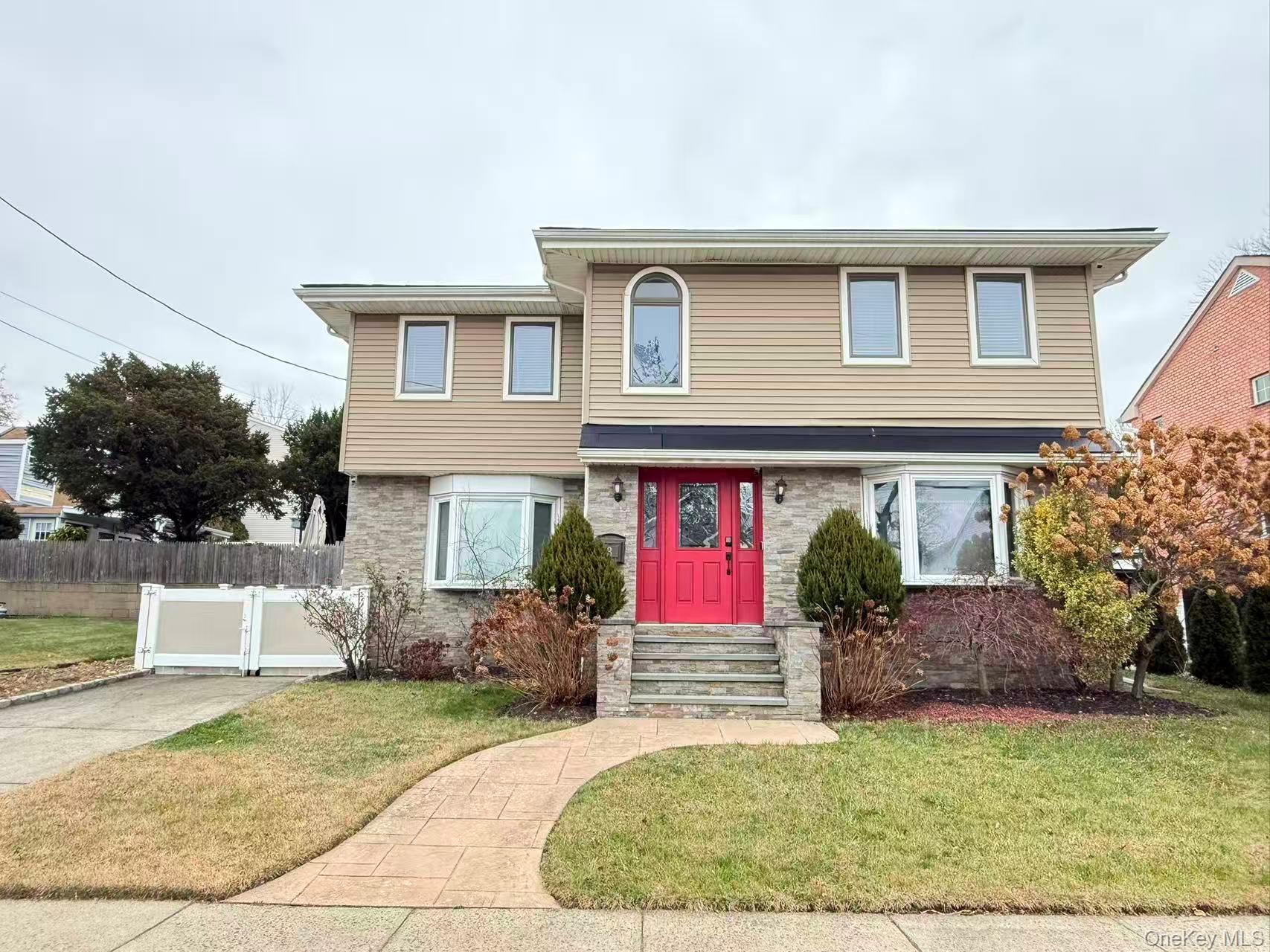 #1 photo, 3 Grant Avenue, नासाउ काउंटी Albertson , NY 11507