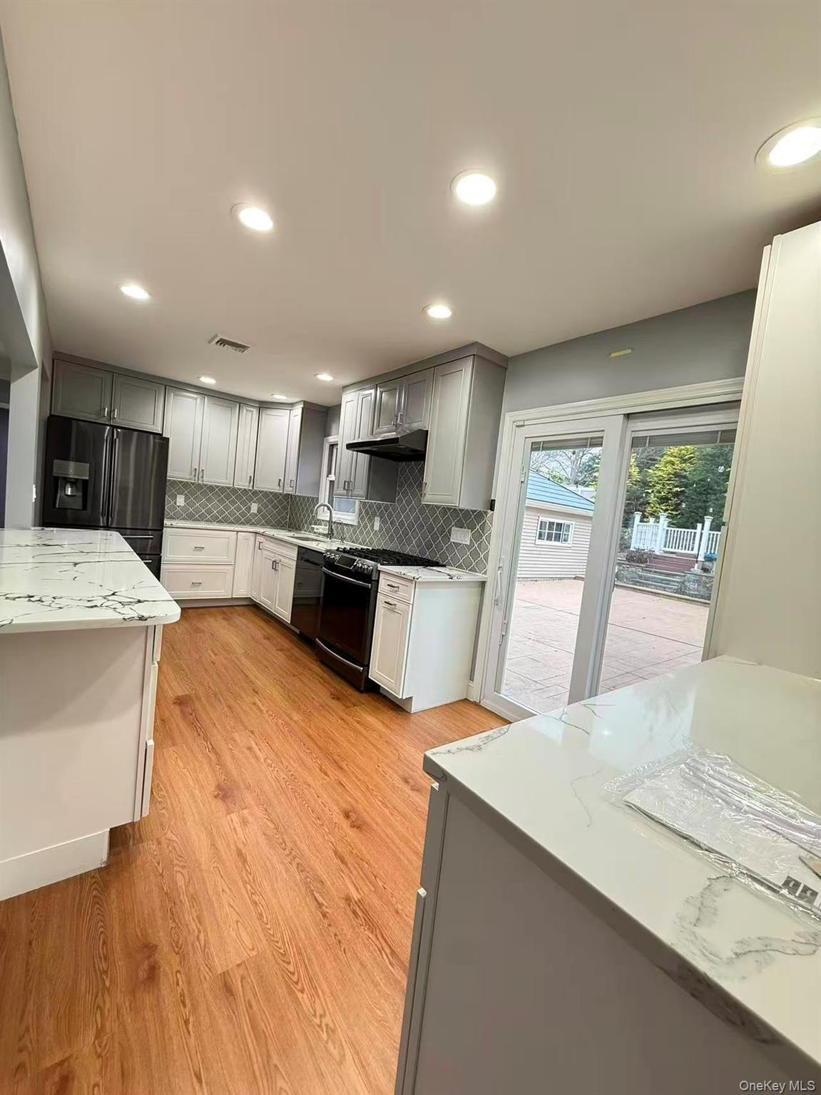 #3 photo, 3 Grant Avenue, नासाउ काउंटी Albertson , NY 11507