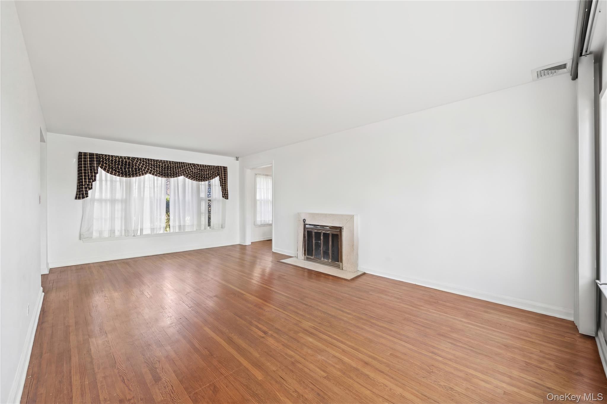 #4 photo, 11 Searingtown Road, नासाउ काउंटी Searingtown , NY 11507