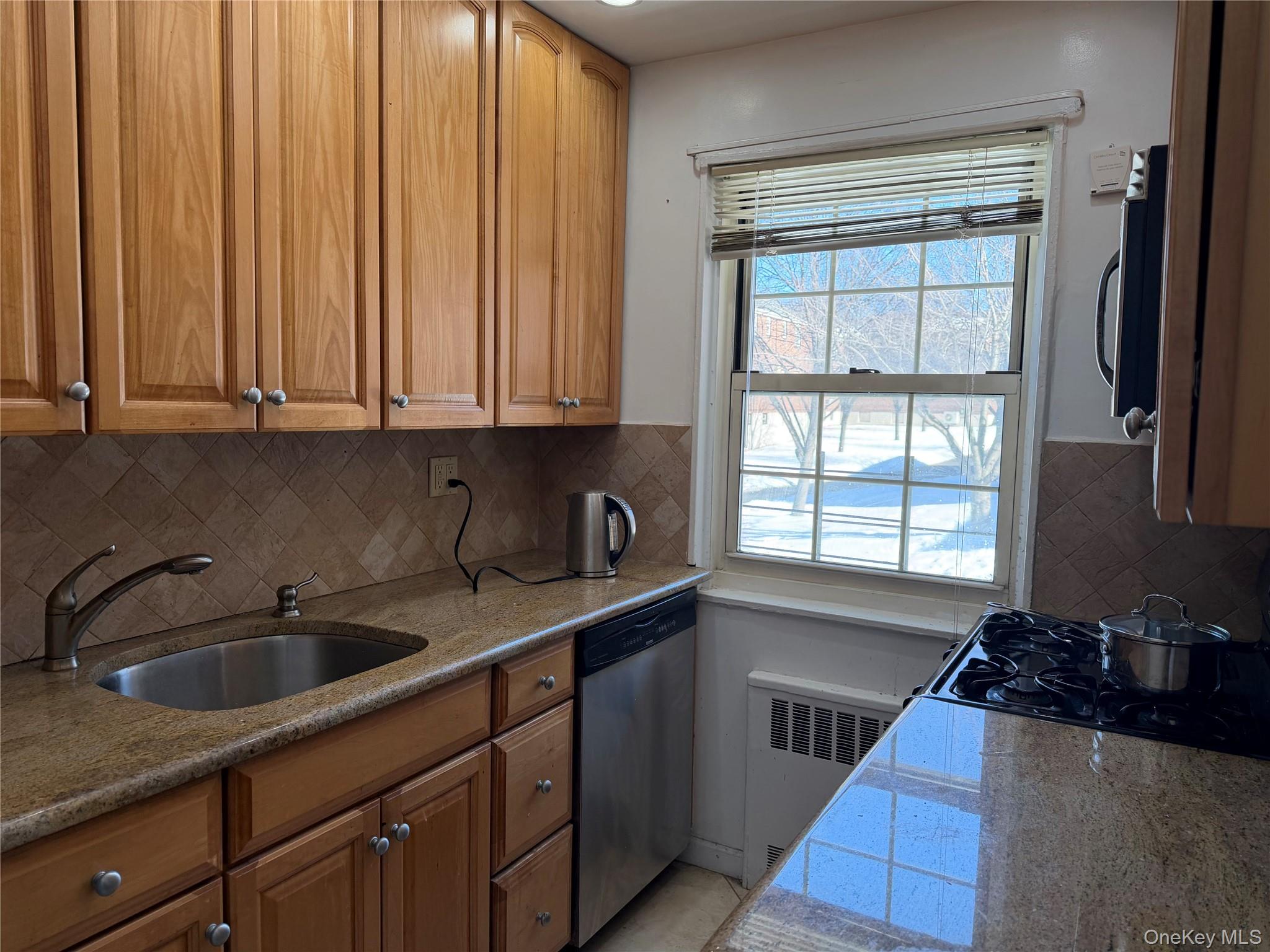 #2 photo, 211-19 73 Avenue, קווינס Bayside , NY 11364