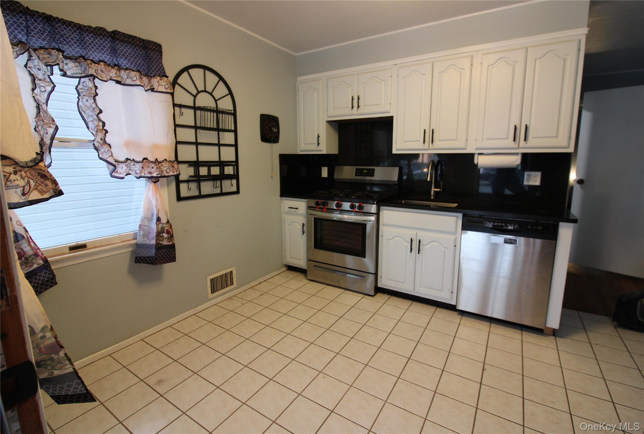 #14 photo, 76 Vincent Road, Hicksville , NY 11801