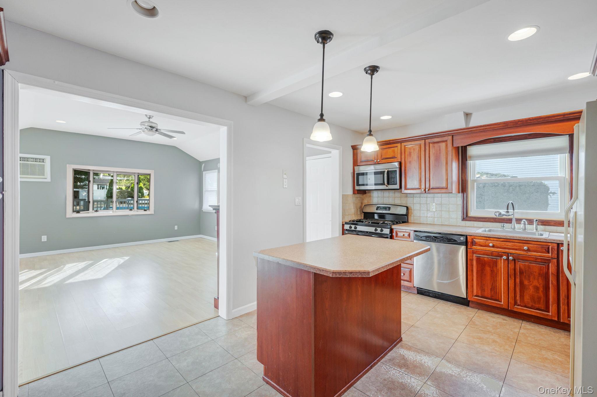 #13 photo, 840 Jerusalem Avenue, नासाउ काउंटी Merrick , NY 11566