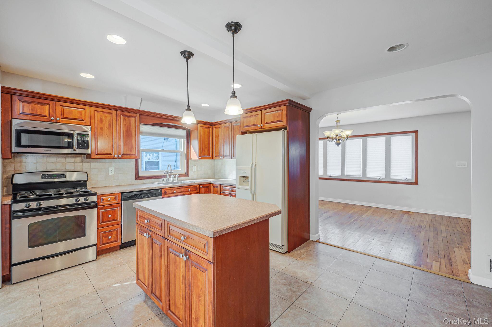 #14 photo, 840 Jerusalem Avenue, नासाउ काउंटी Merrick , NY 11566