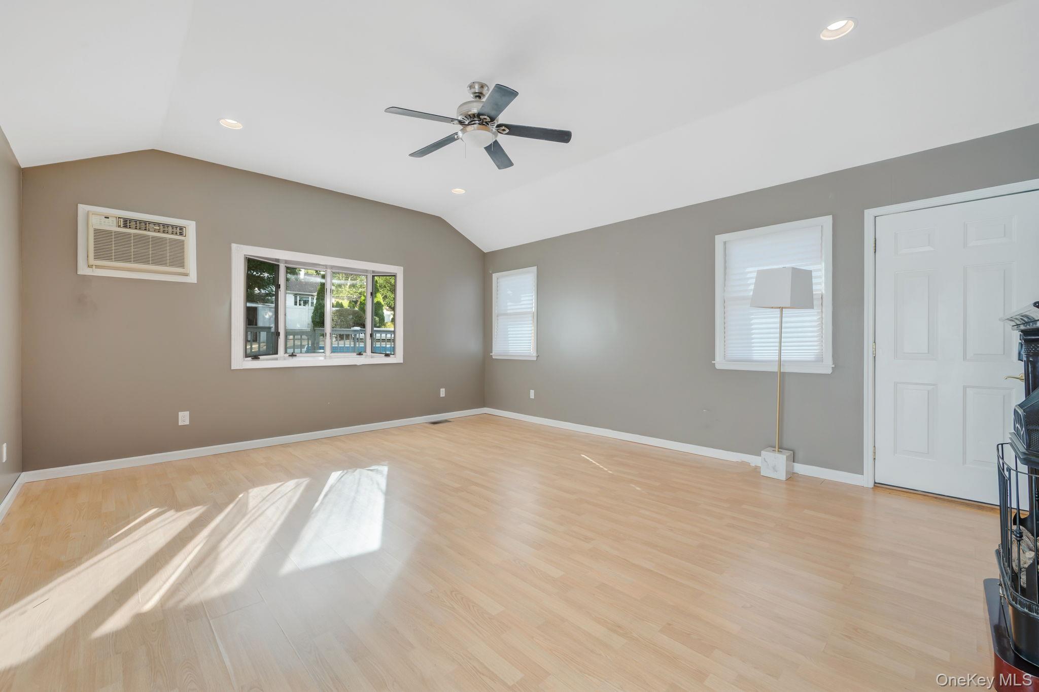 #18 photo, 840 Jerusalem Avenue, नासाउ काउंटी Merrick , NY 11566