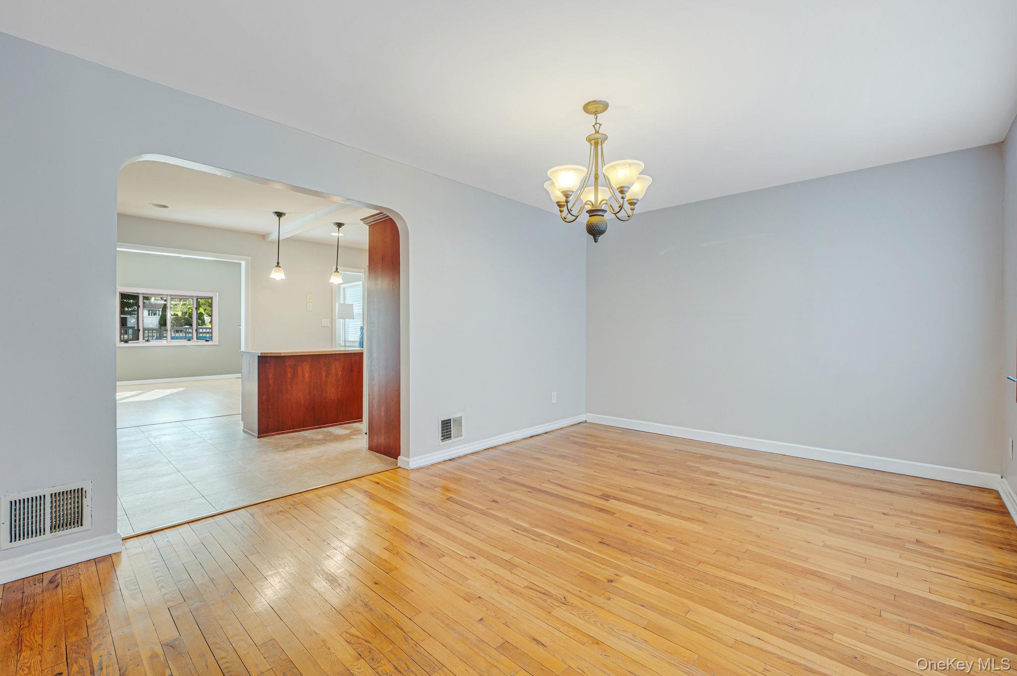 #4 photo, 840 Jerusalem Avenue, नासाउ काउंटी Merrick , NY 11566