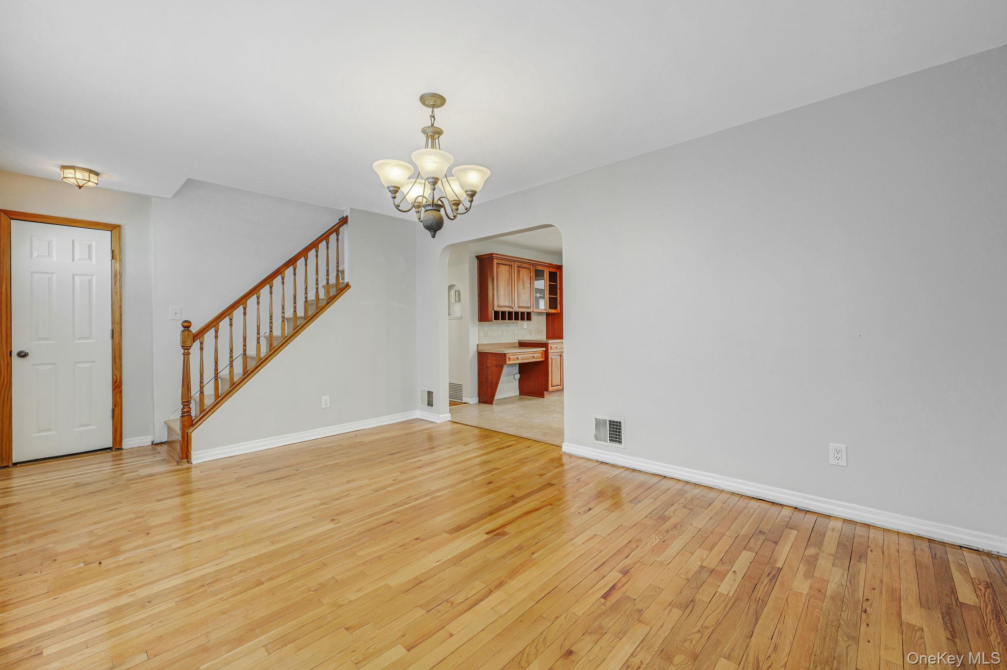 #6 photo, 840 Jerusalem Avenue, नासाउ काउंटी Merrick , NY 11566