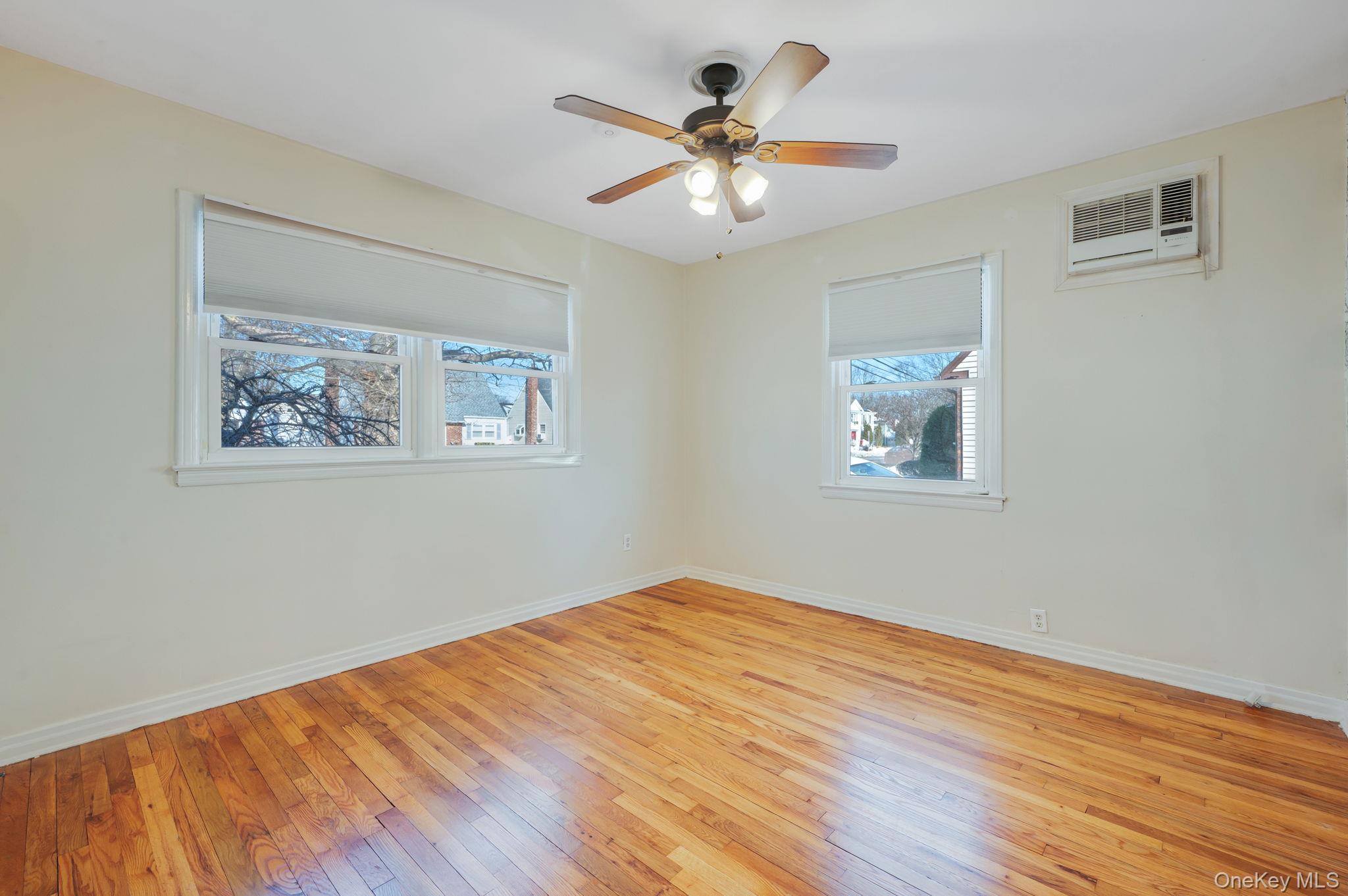 #7 photo, 840 Jerusalem Avenue, नासाउ काउंटी Merrick , NY 11566