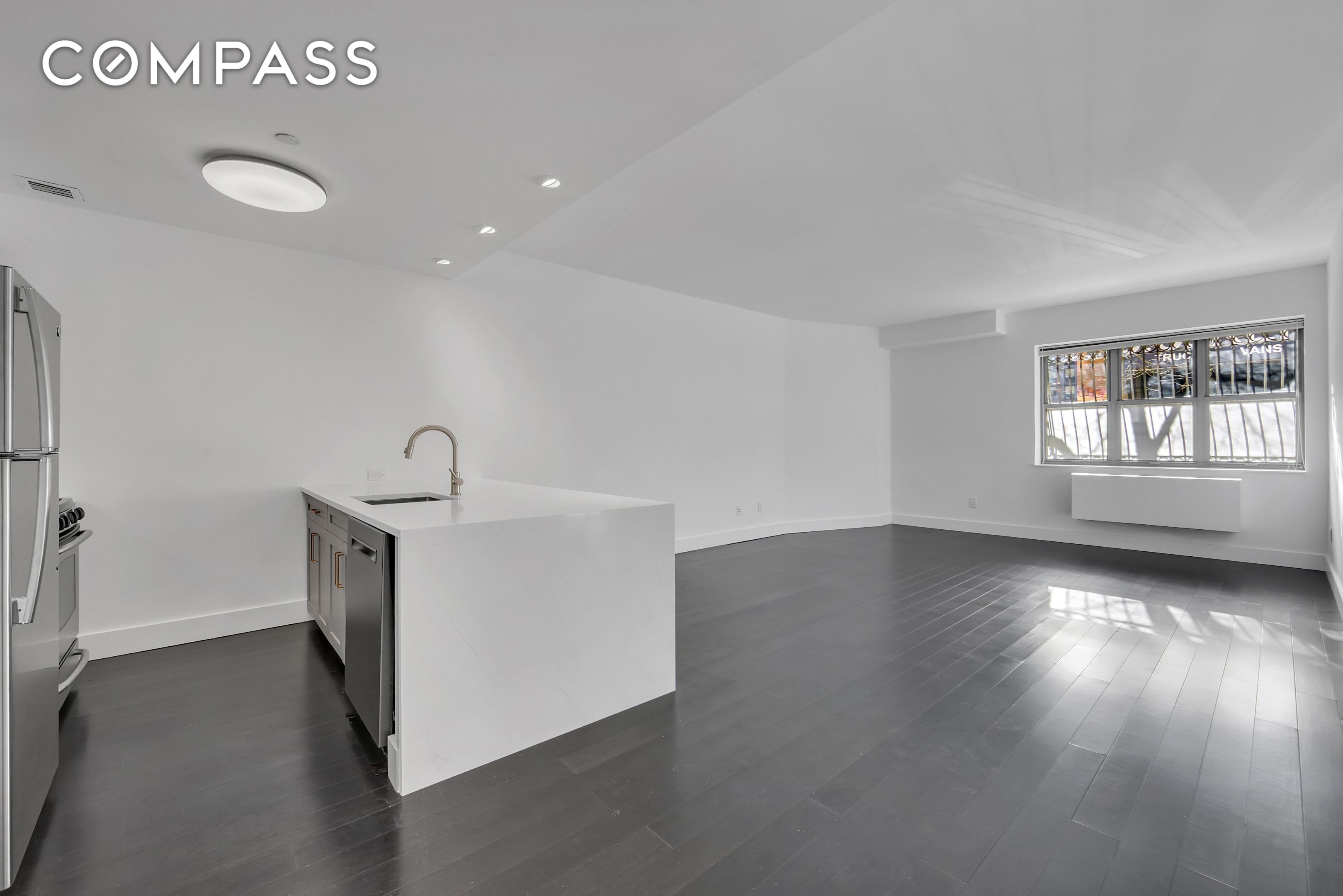 #4 photo, 516 W 47th Street, Hell's Kitchen , NY 10036