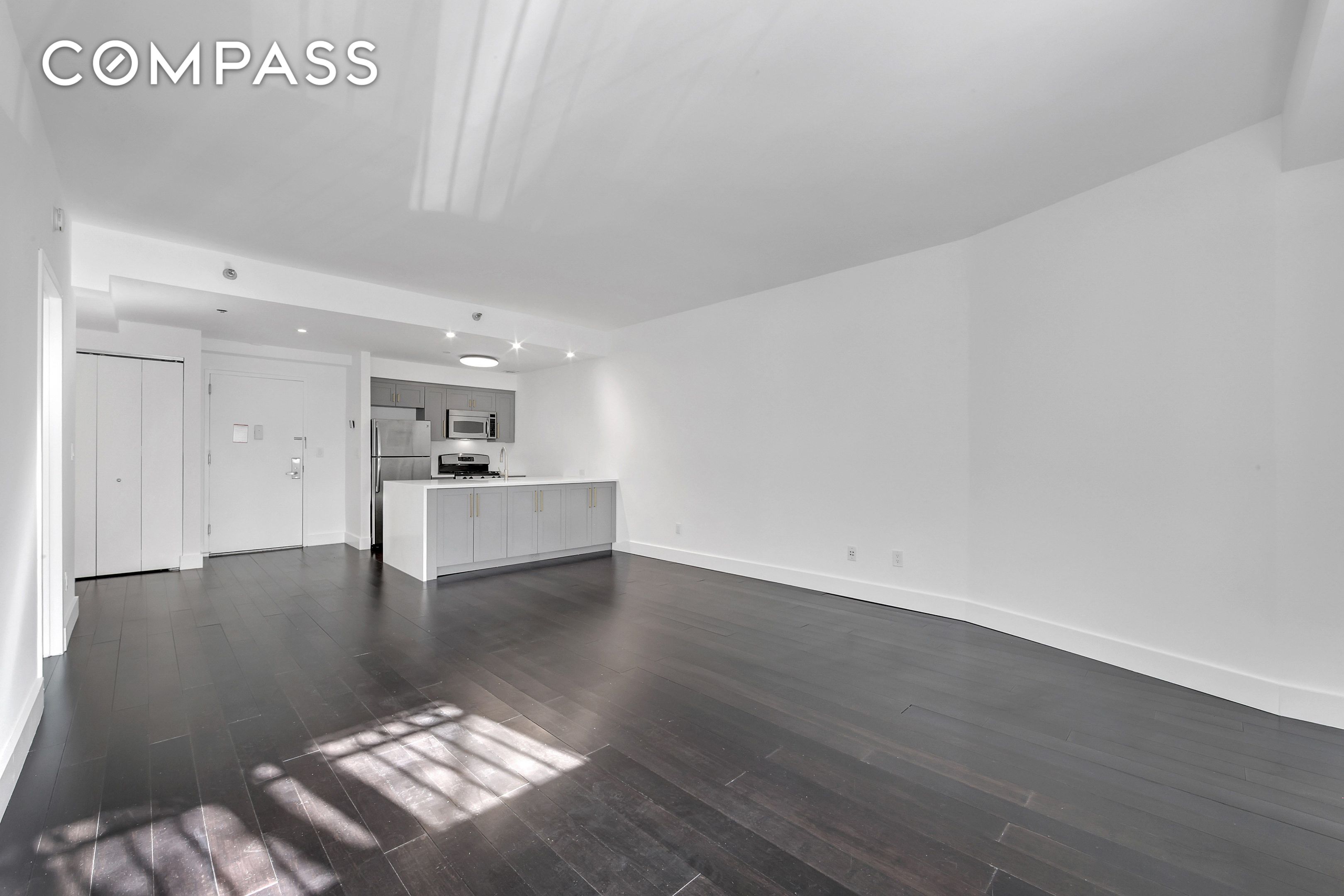 #7 photo, 516 W 47th Street, Hell's Kitchen , NY 10036