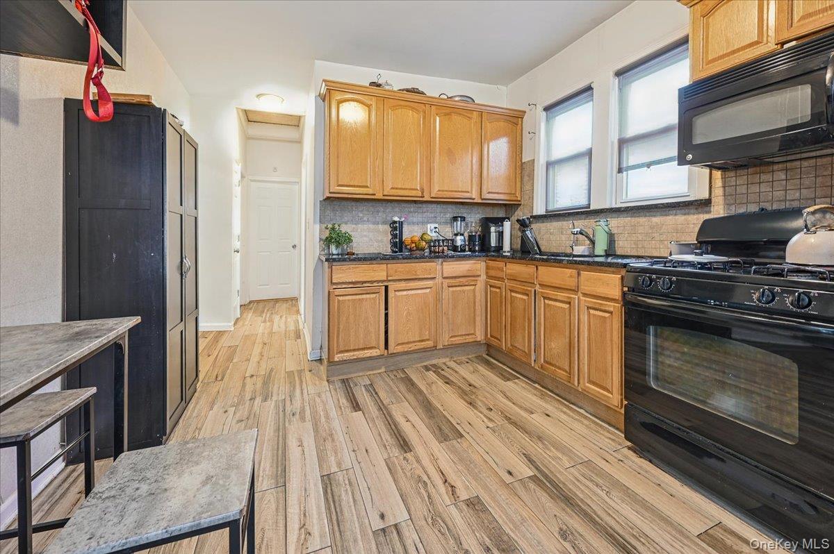 #4 photo, 1065 Stell Place, Bronx , NY 10469