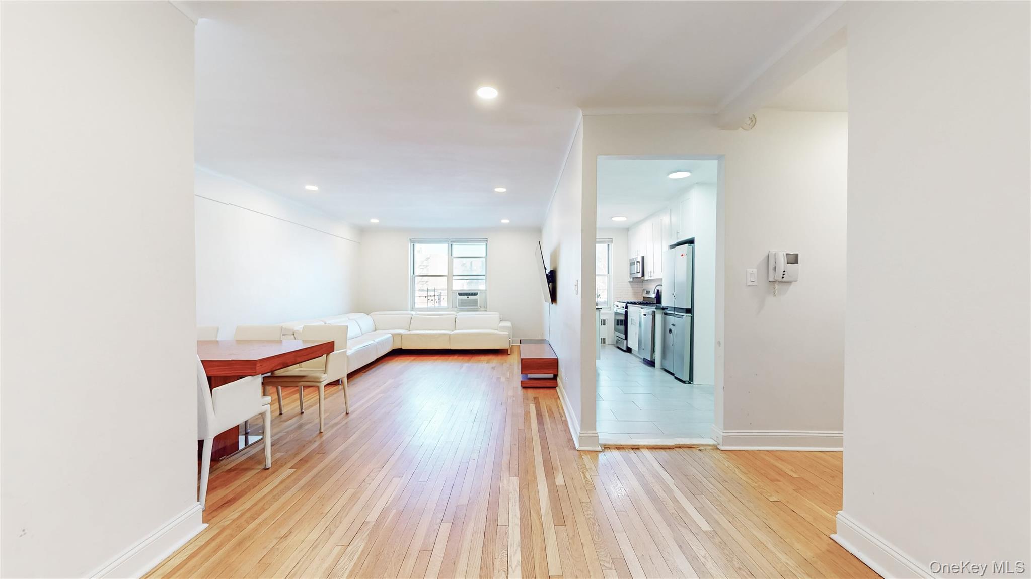 #1 photo, 64-11 99th Street, कुईंस Rego Park , NY 11374