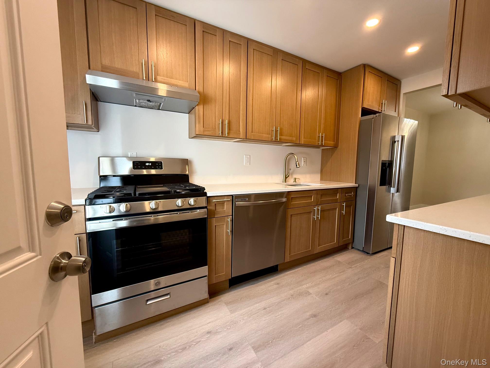 #2 photo, 6160 69th Lane, קווינס Middle Village , NY 11379