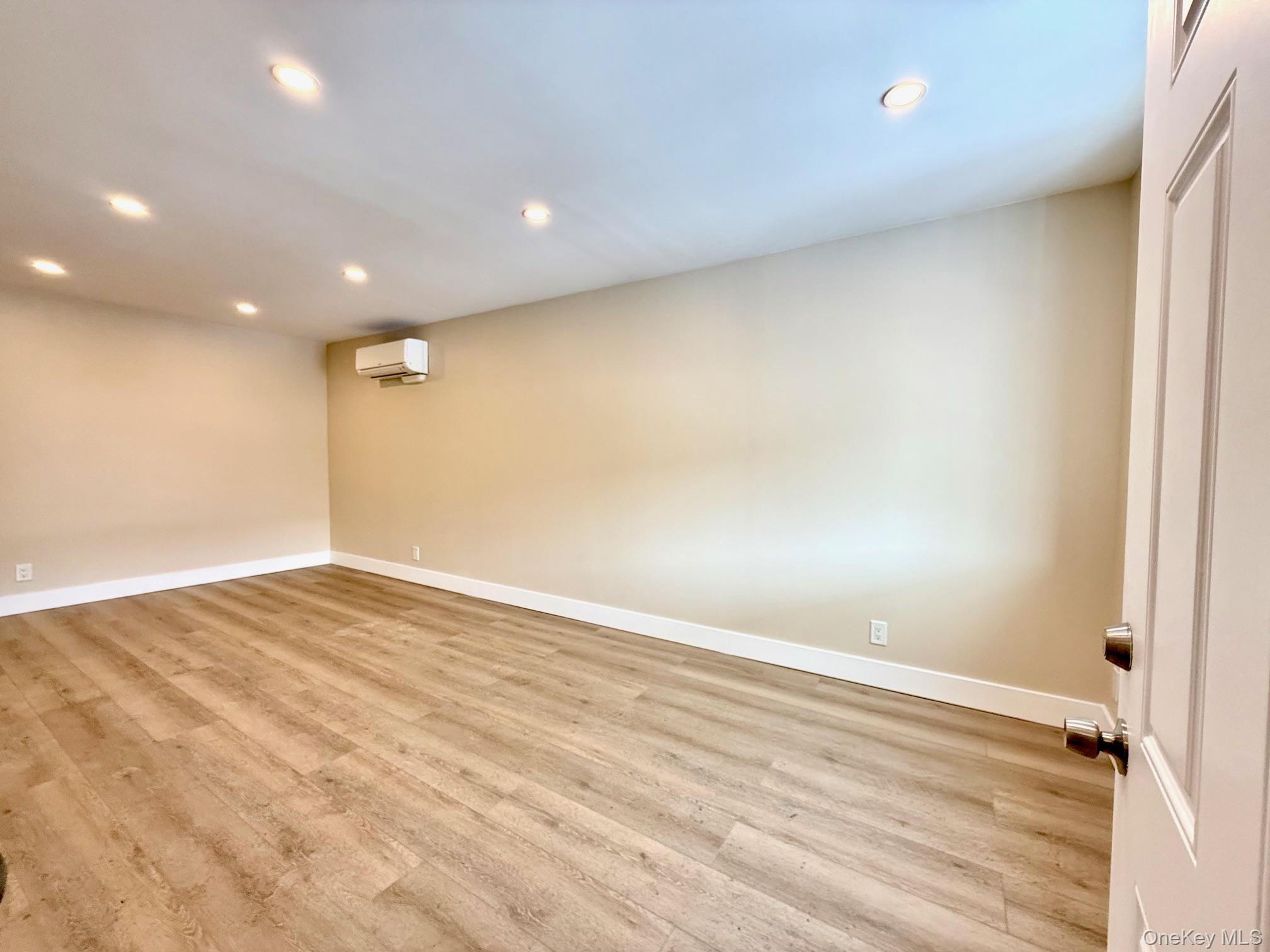 #7 photo, 6160 69th Lane, קווינס Middle Village , NY 11379