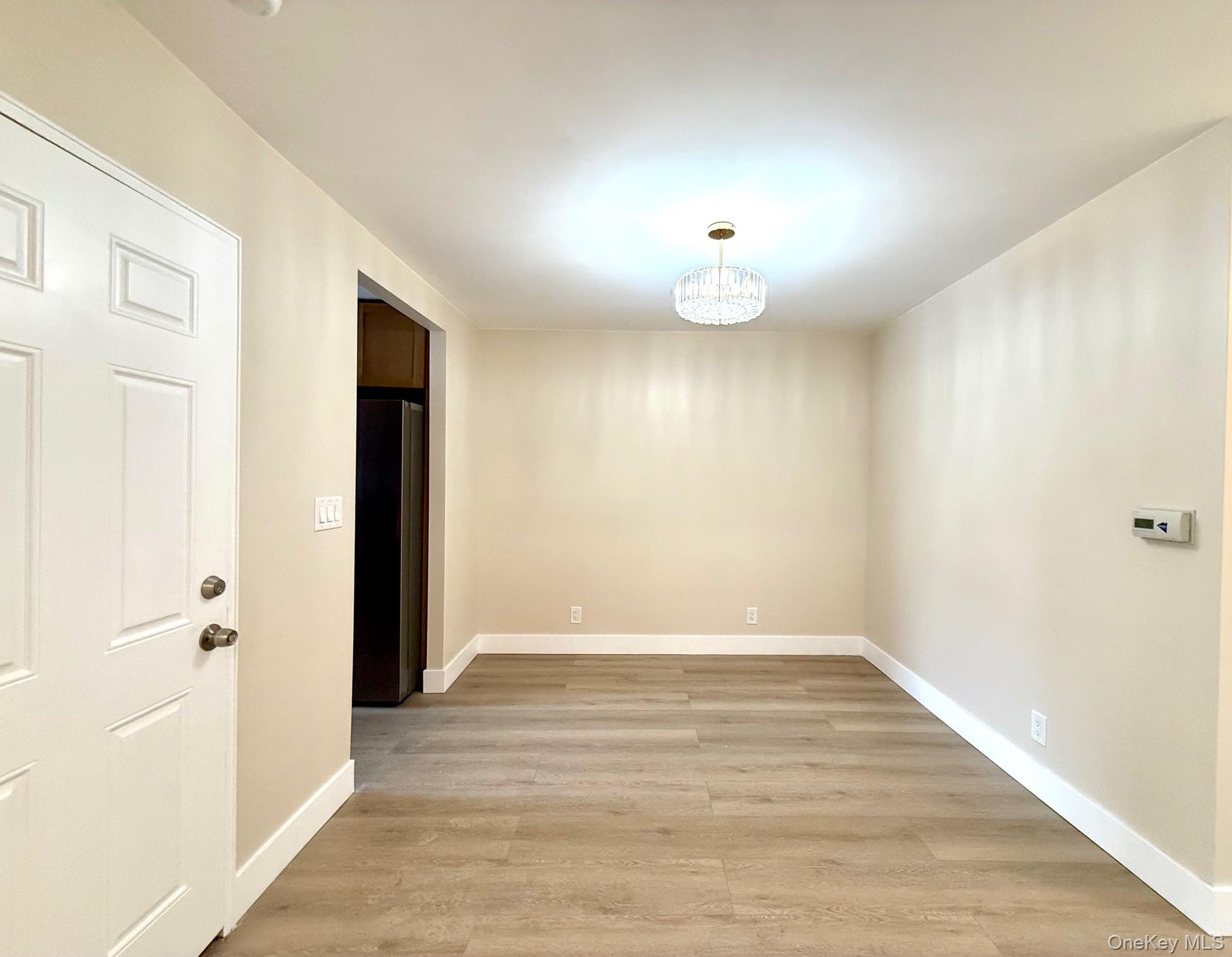 #8 photo, 6160 69th Lane, קווינס Middle Village , NY 11379