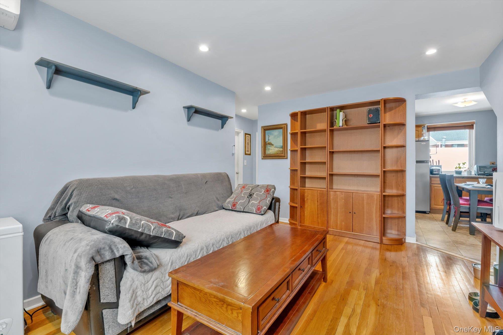 #4 photo, 218-01 68 Ave, Oakland Gardens , NY 11364