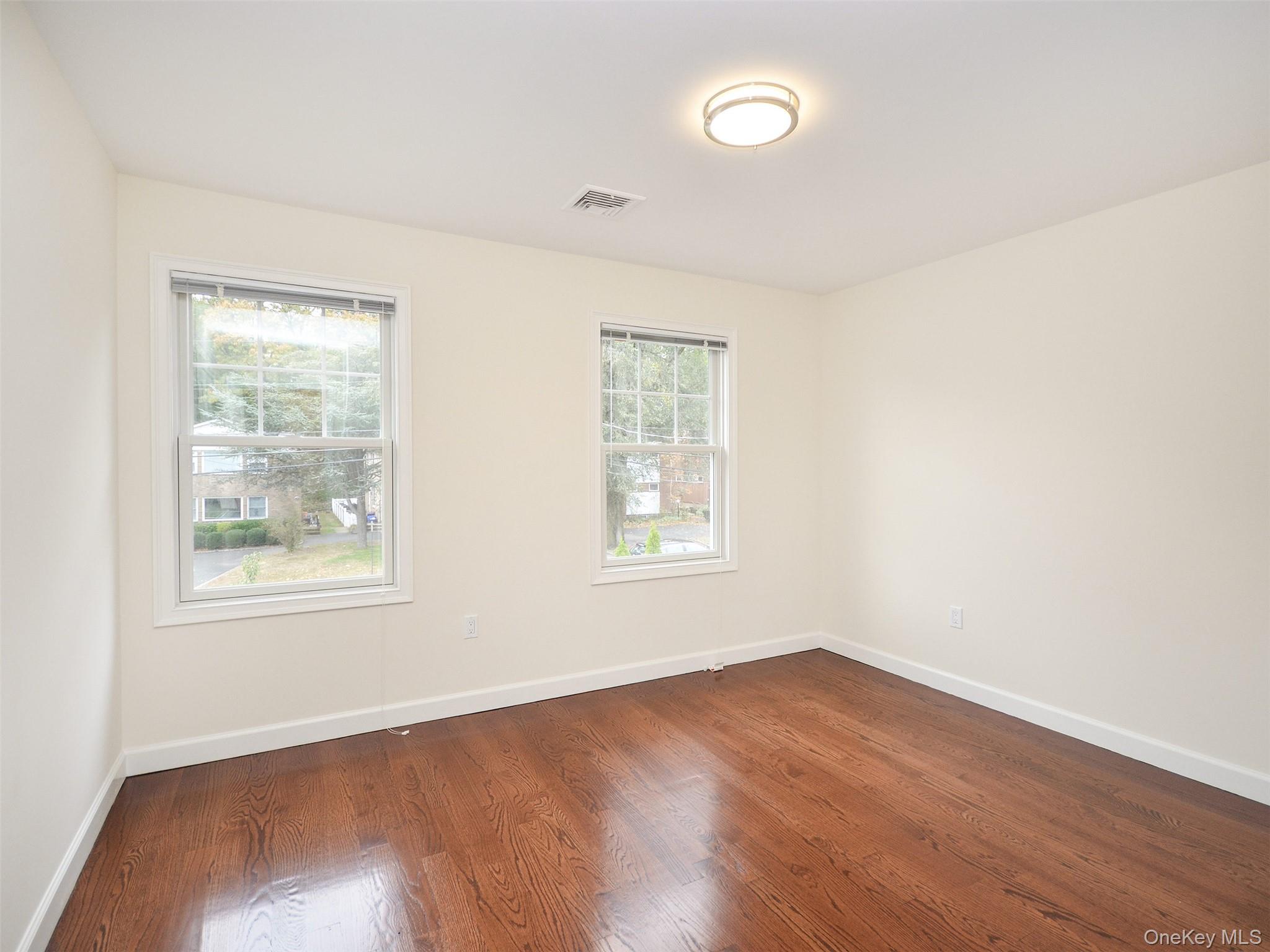 #11 photo, 30 Rear Dunes Lane, पोर्ट वॉशिंगटन Port Washington , NY 11050