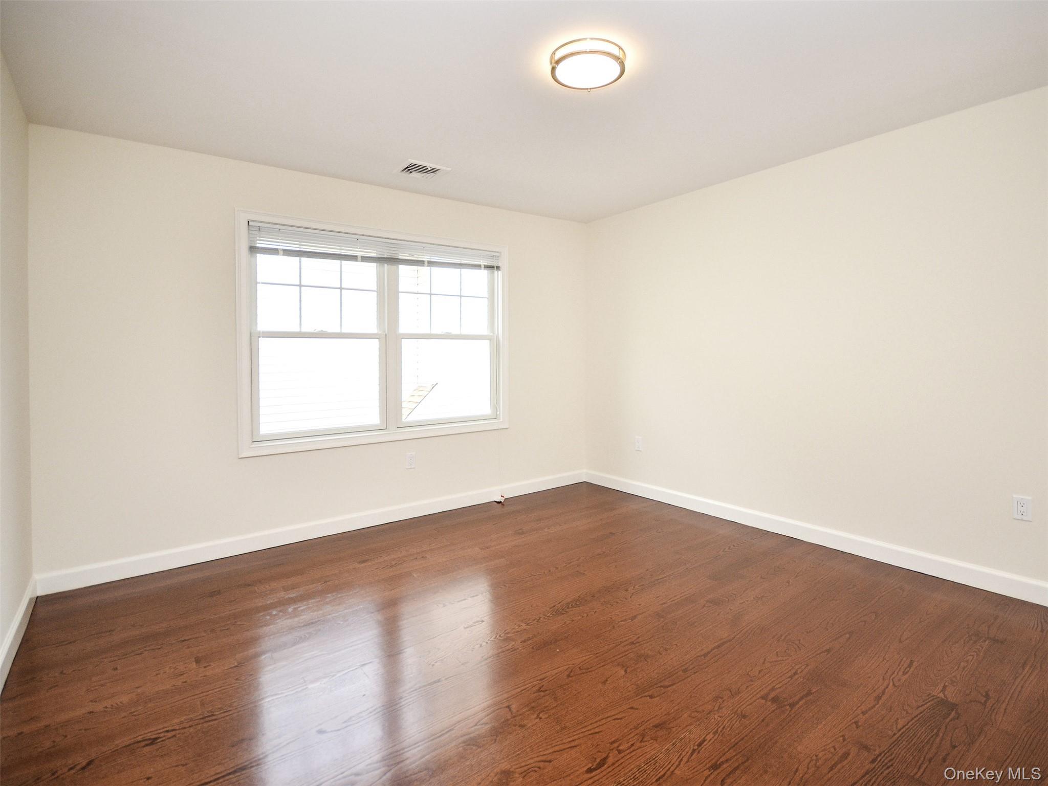 #13 photo, 30 Rear Dunes Lane, पोर्ट वॉशिंगटन Port Washington , NY 11050