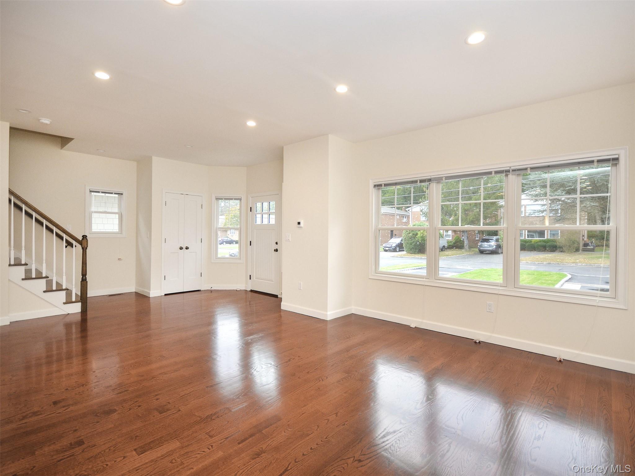 #3 photo, 30 Rear Dunes Lane, पोर्ट वॉशिंगटन Port Washington , NY 11050