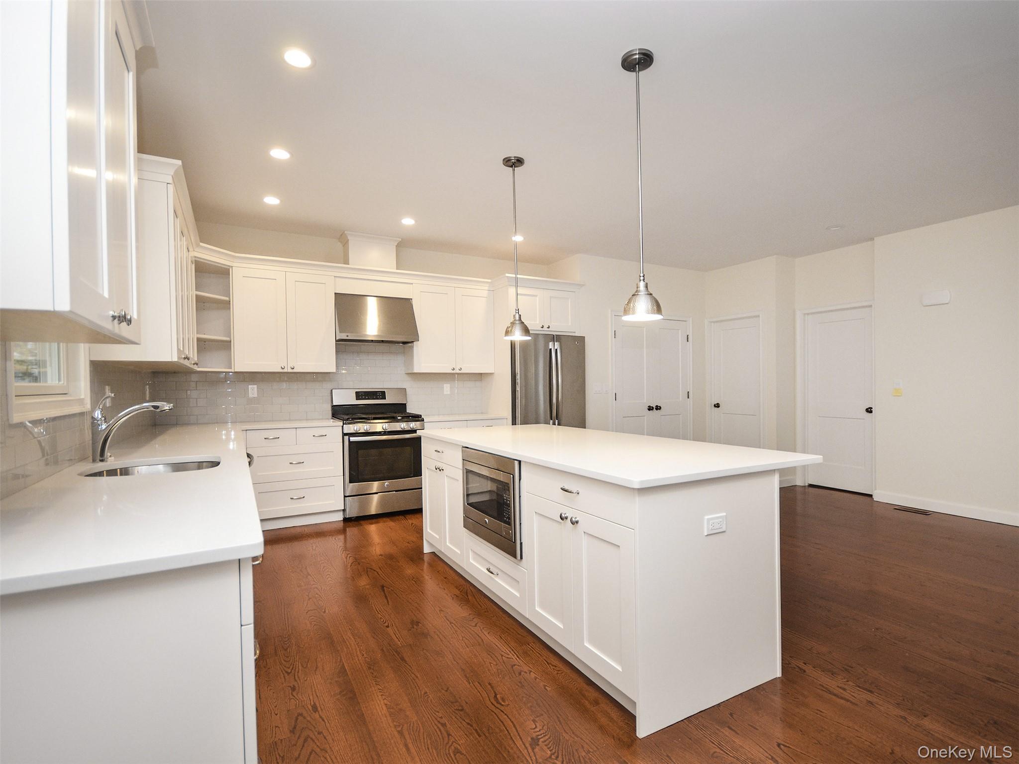 #7 photo, 30 Rear Dunes Lane, पोर्ट वॉशिंगटन Port Washington , NY 11050