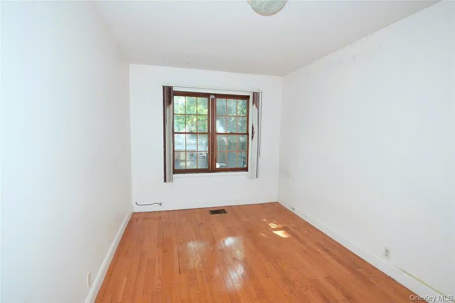 #11 photo, 83-42 159th Street, जमैका Jamaica Hills , NY 11432