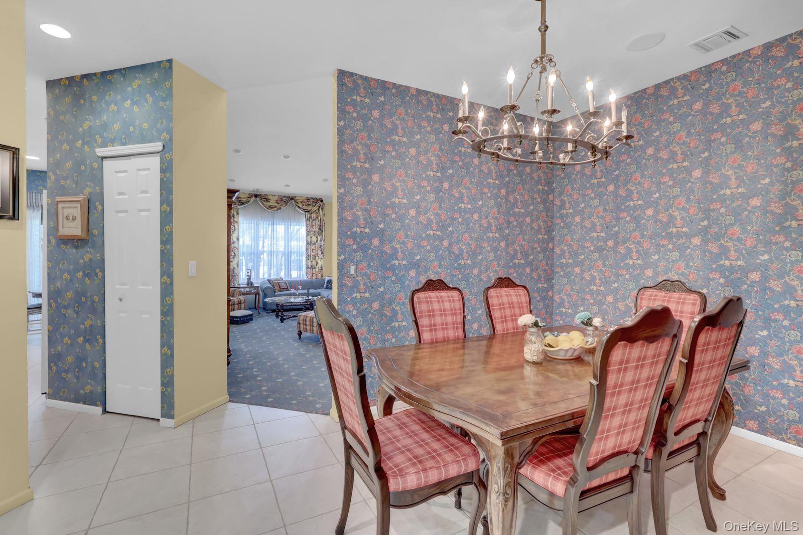 #10 photo, 202 Carriage Lane, नासाउ काउंटी Plainview , NY 11803