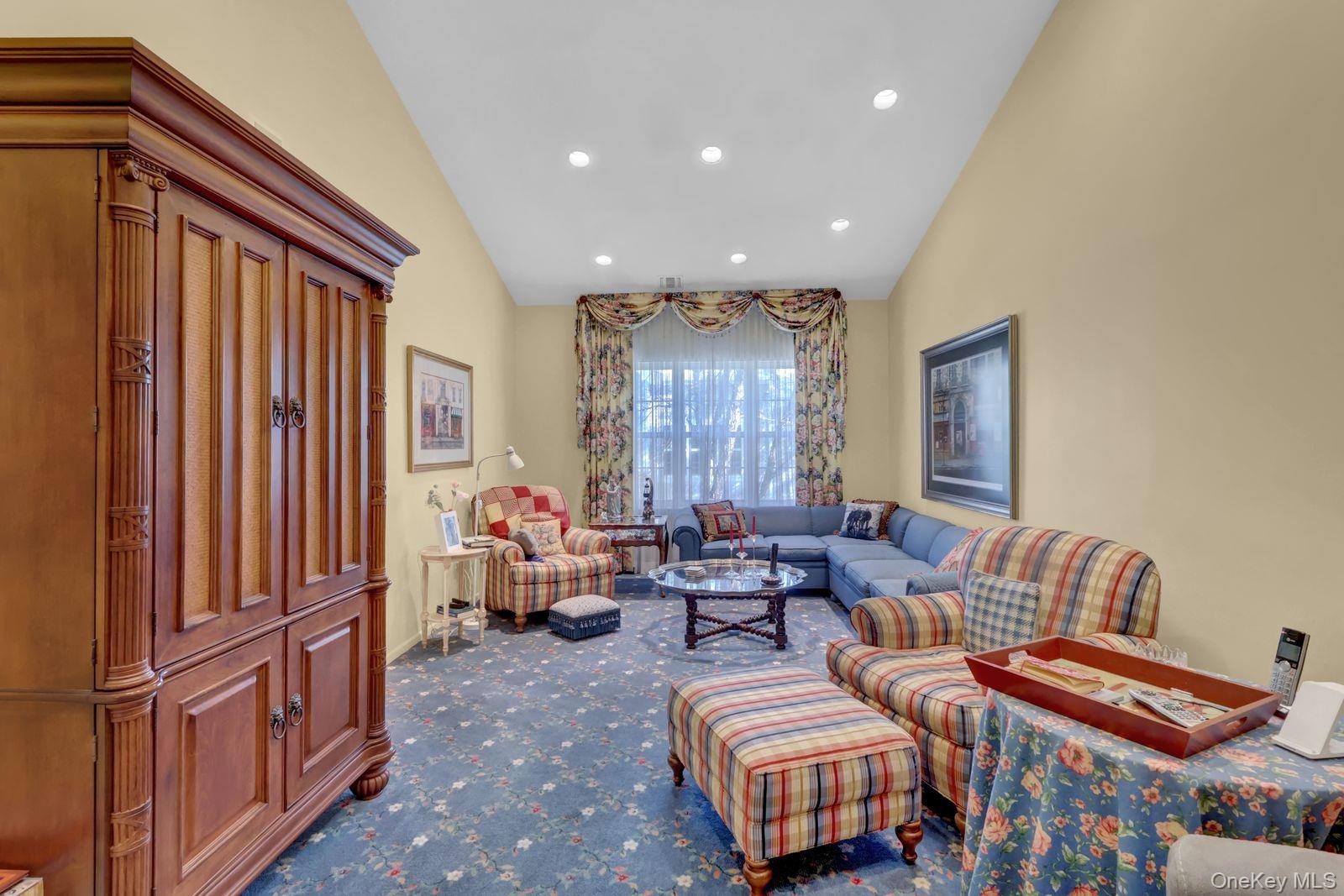 #12 photo, 202 Carriage Lane, नासाउ काउंटी Plainview , NY 11803