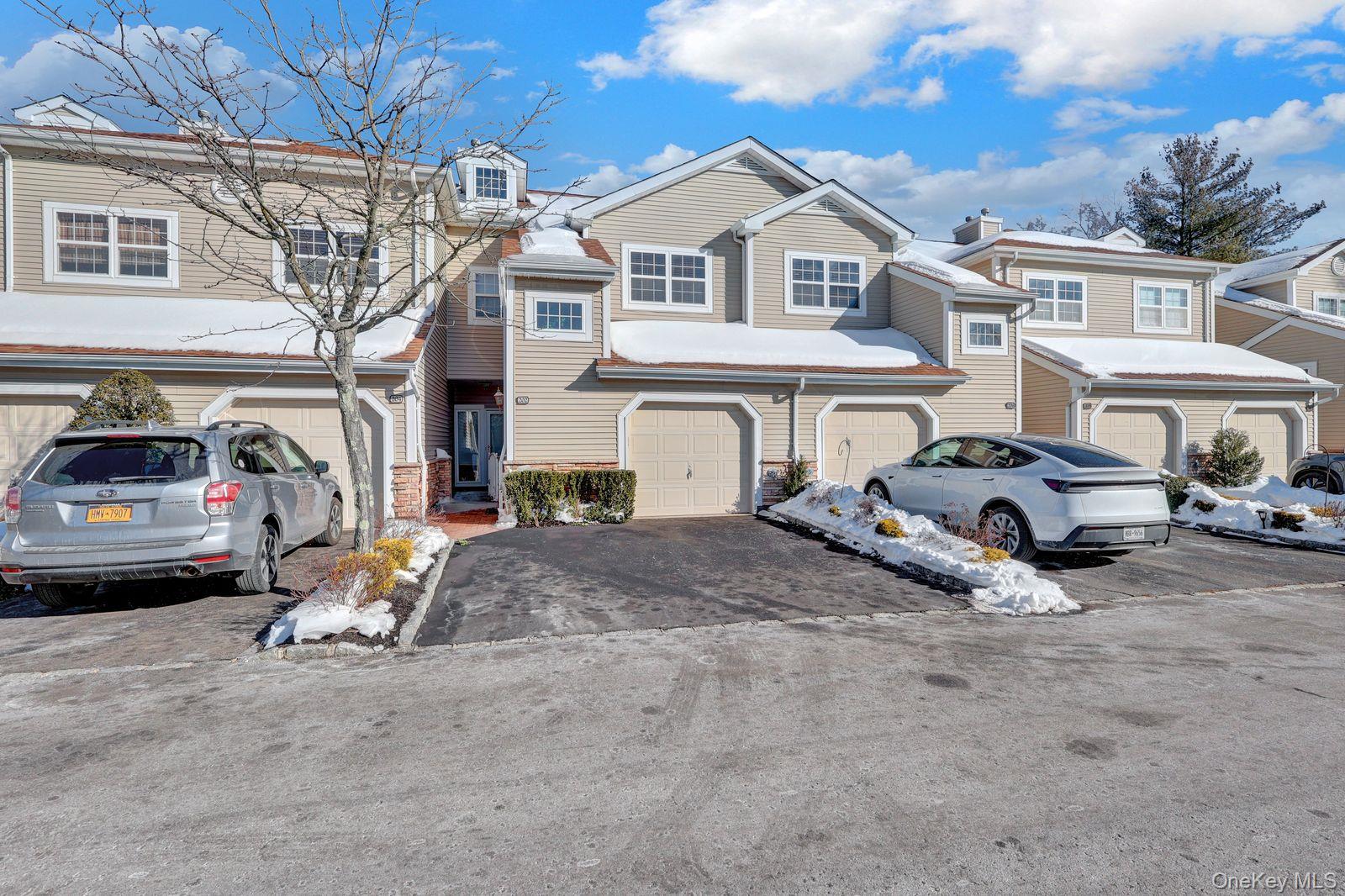 #2 photo, 202 Carriage Lane, नासाउ काउंटी Plainview , NY 11803