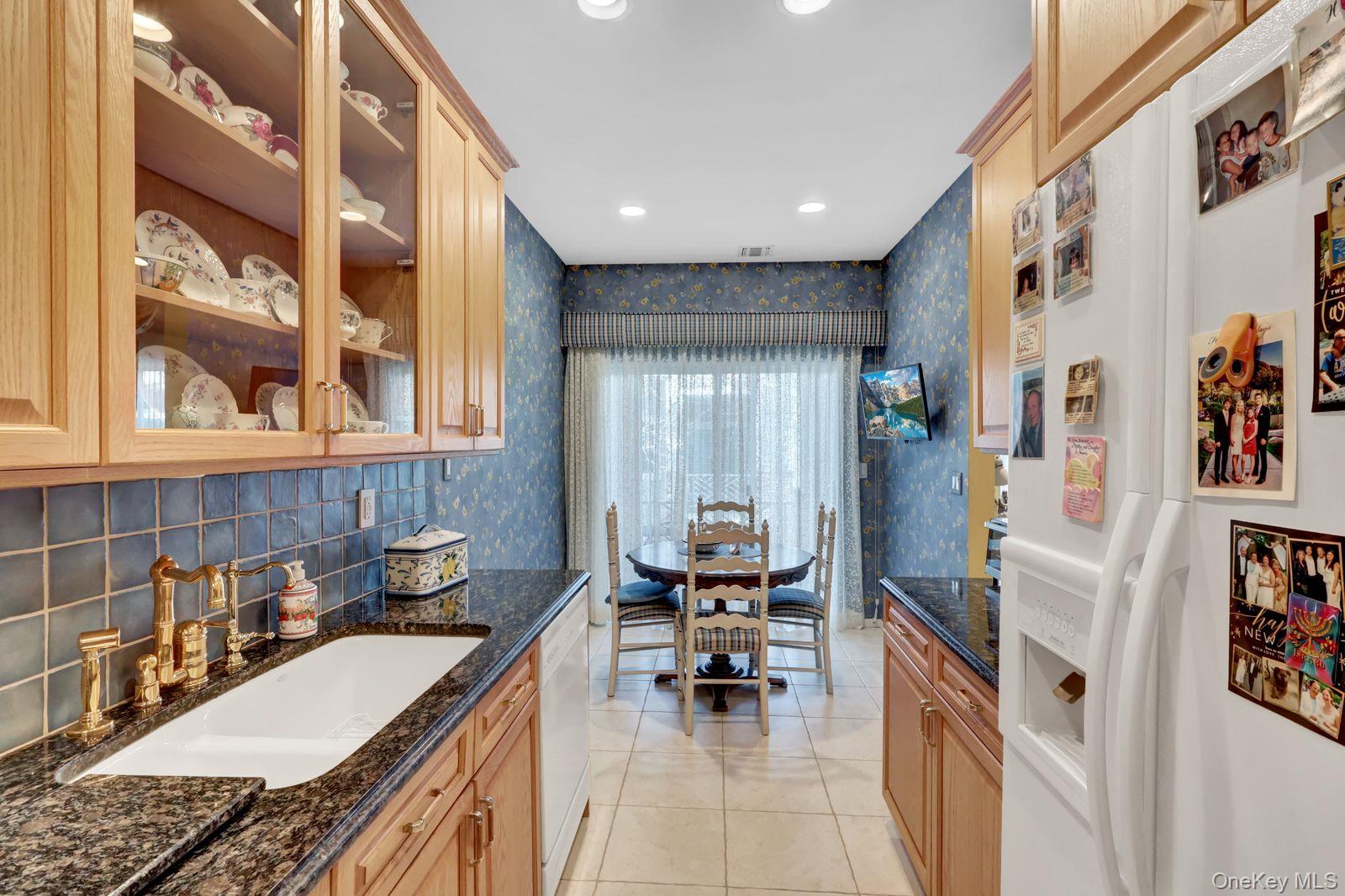 #4 photo, 202 Carriage Lane, नासाउ काउंटी Plainview , NY 11803