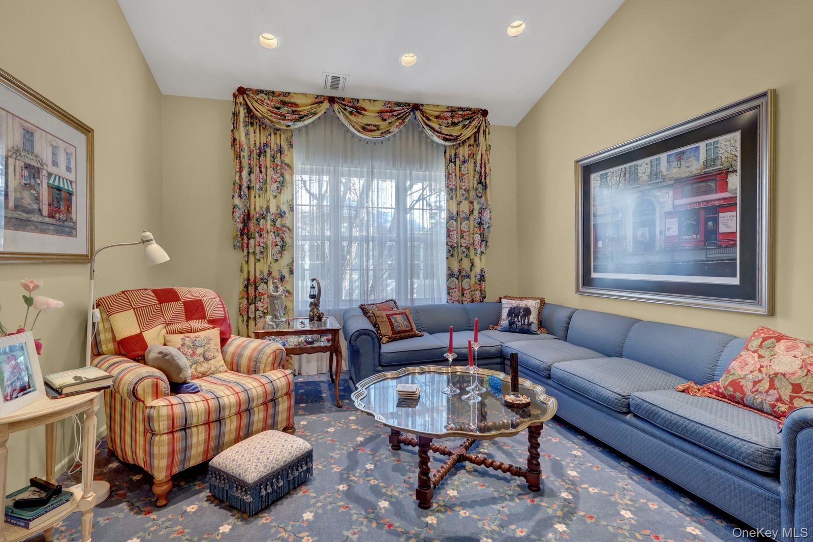 #7 photo, 202 Carriage Lane, नासाउ काउंटी Plainview , NY 11803