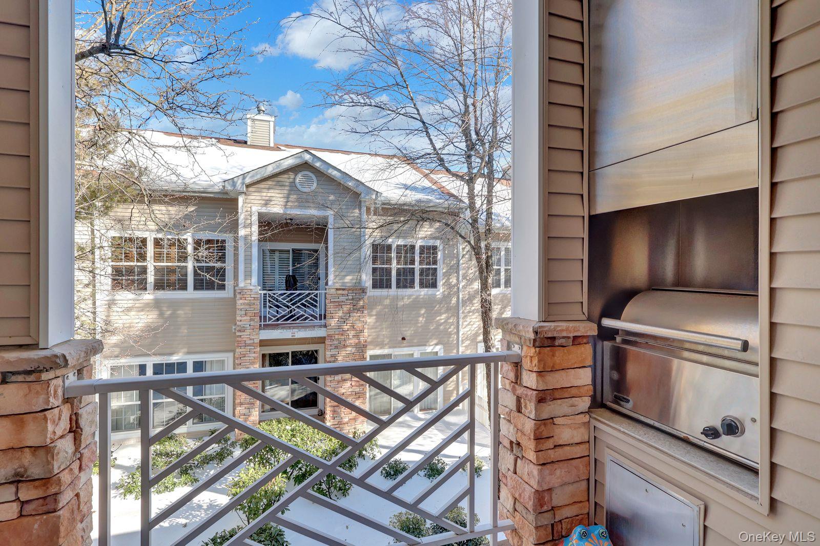 #8 photo, 202 Carriage Lane, नासाउ काउंटी Plainview , NY 11803