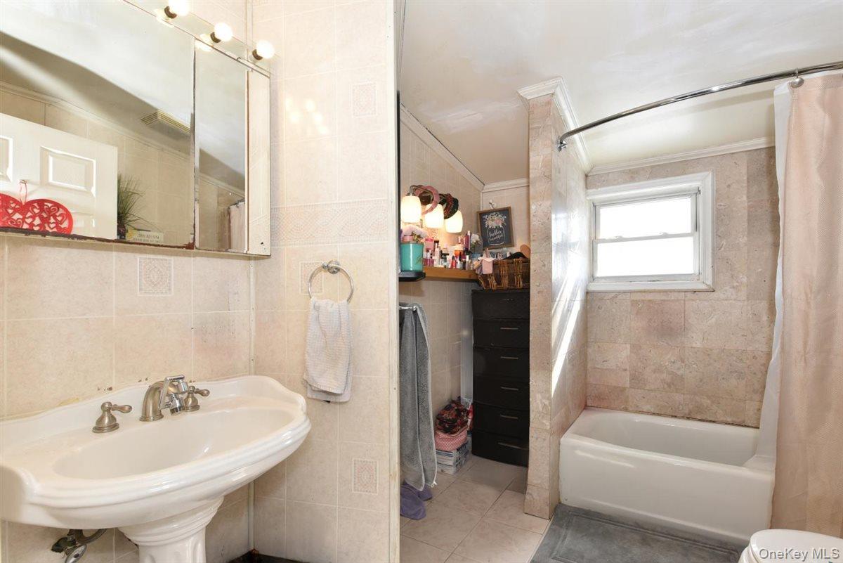 #16 photo, 39 Greentree Road, Mineola , NY 11501