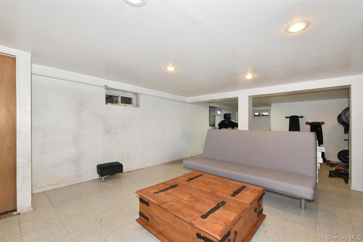 #17 photo, 39 Greentree Road, Mineola , NY 11501