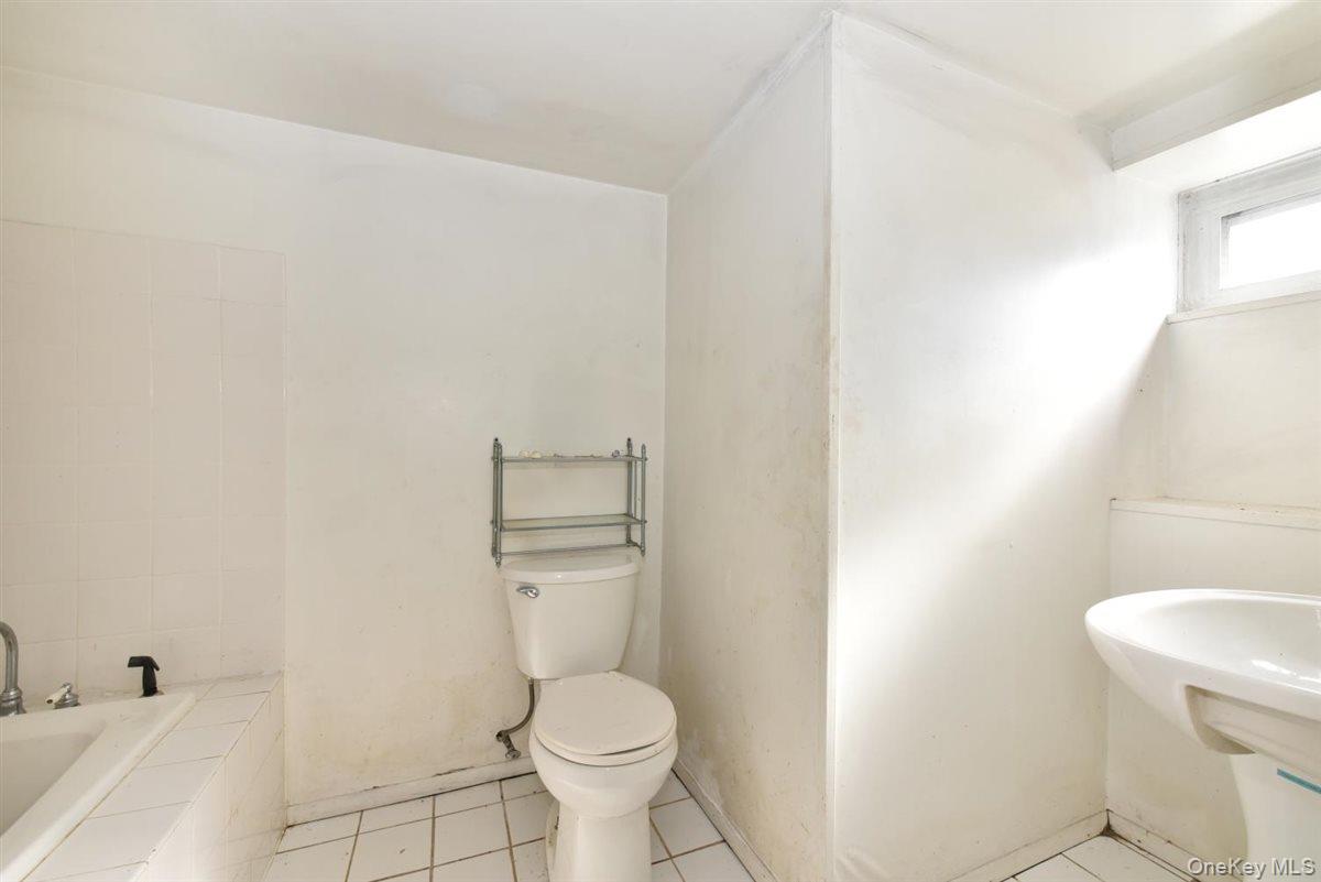 #19 photo, 39 Greentree Road, Mineola , NY 11501