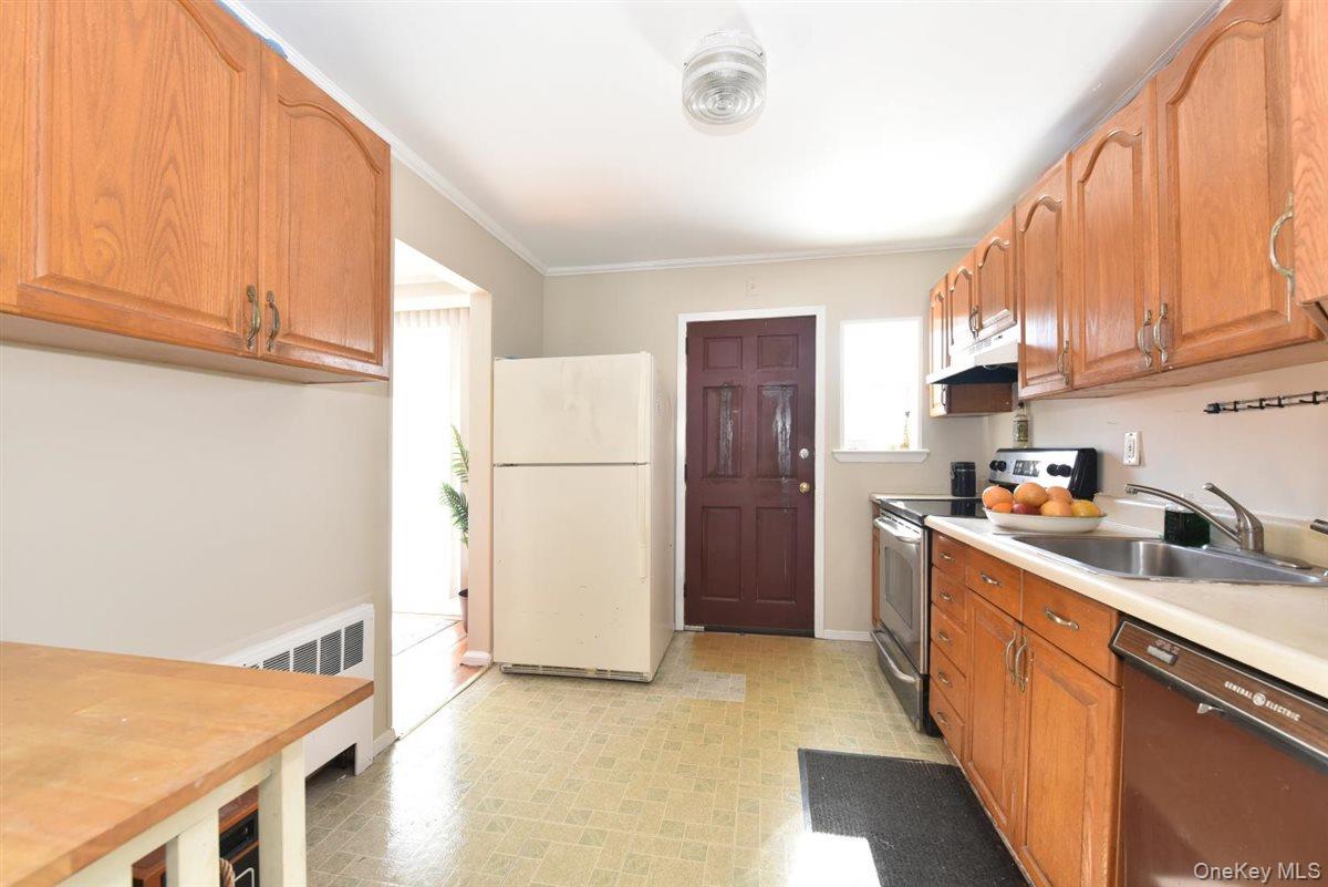 #8 photo, 39 Greentree Road, Mineola , NY 11501