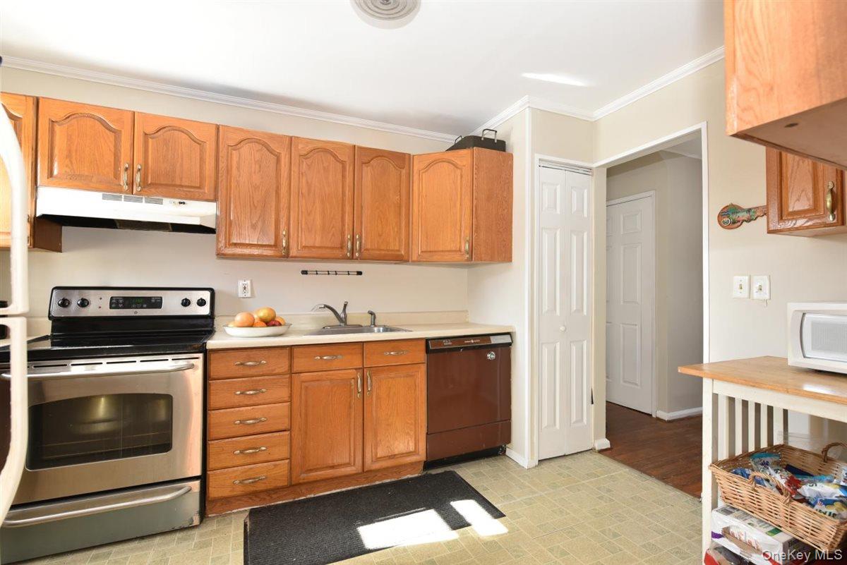 #9 photo, 39 Greentree Road, Mineola , NY 11501