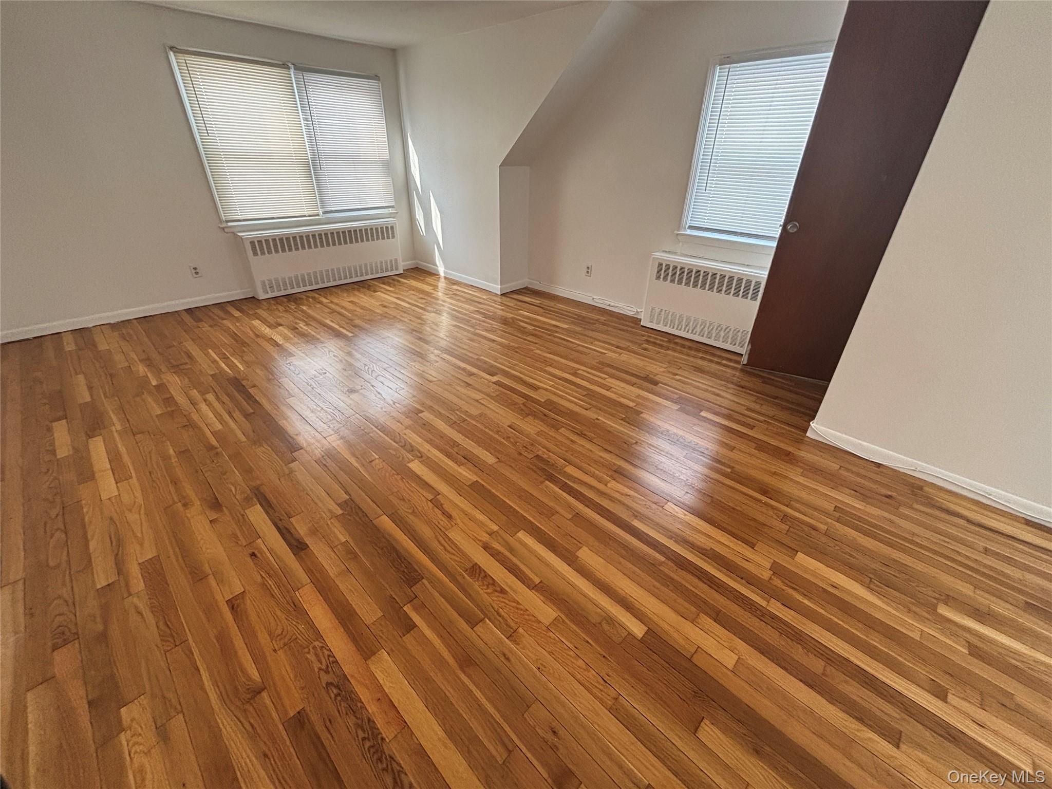 #4 photo, 528 Cameron Street, מחוז נסאו Elmont , NY 11003