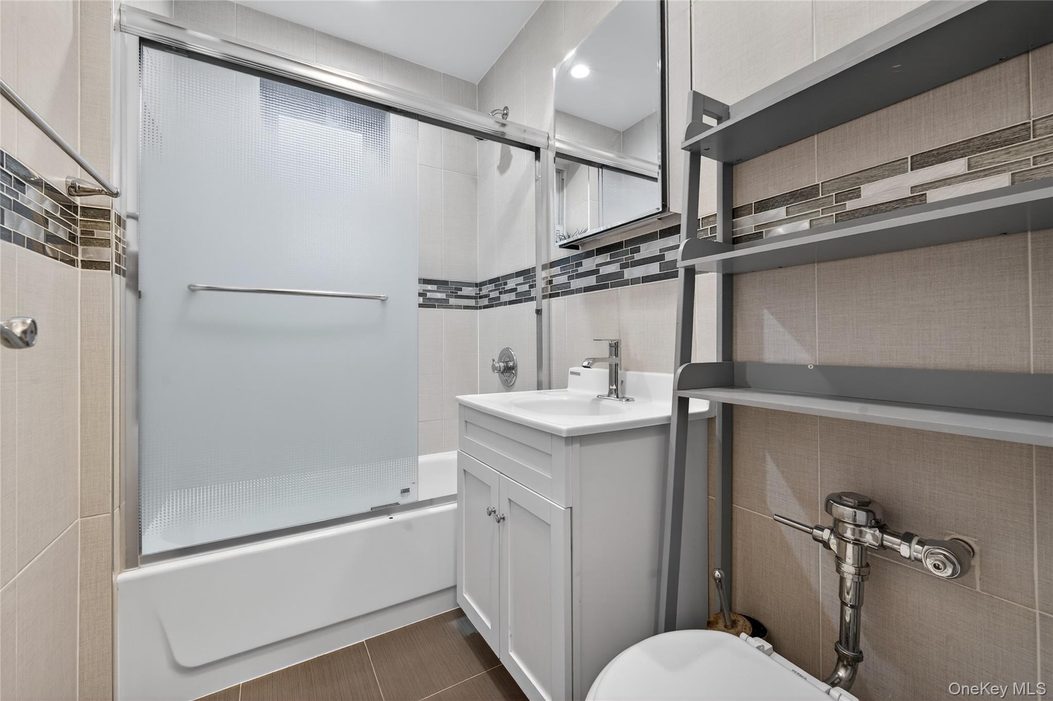 #4 photo, 66-92 Selfridge Street, Куинс ‖ Forest Hills , NY 11375