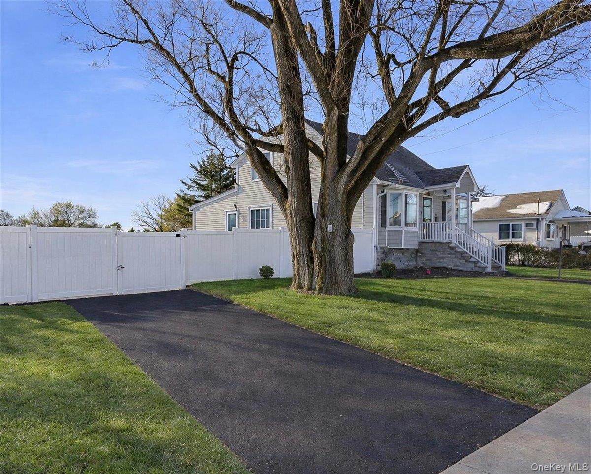 #3 photo, 815 S 4th Street, Lindenhurst , NY 11757