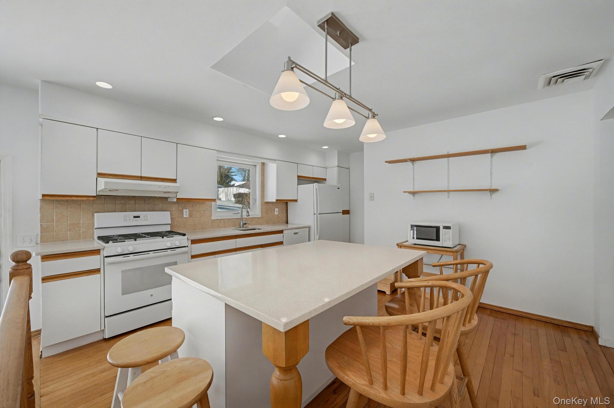 #10 photo, 22 7th Avenue, Kings Park , NY 11754