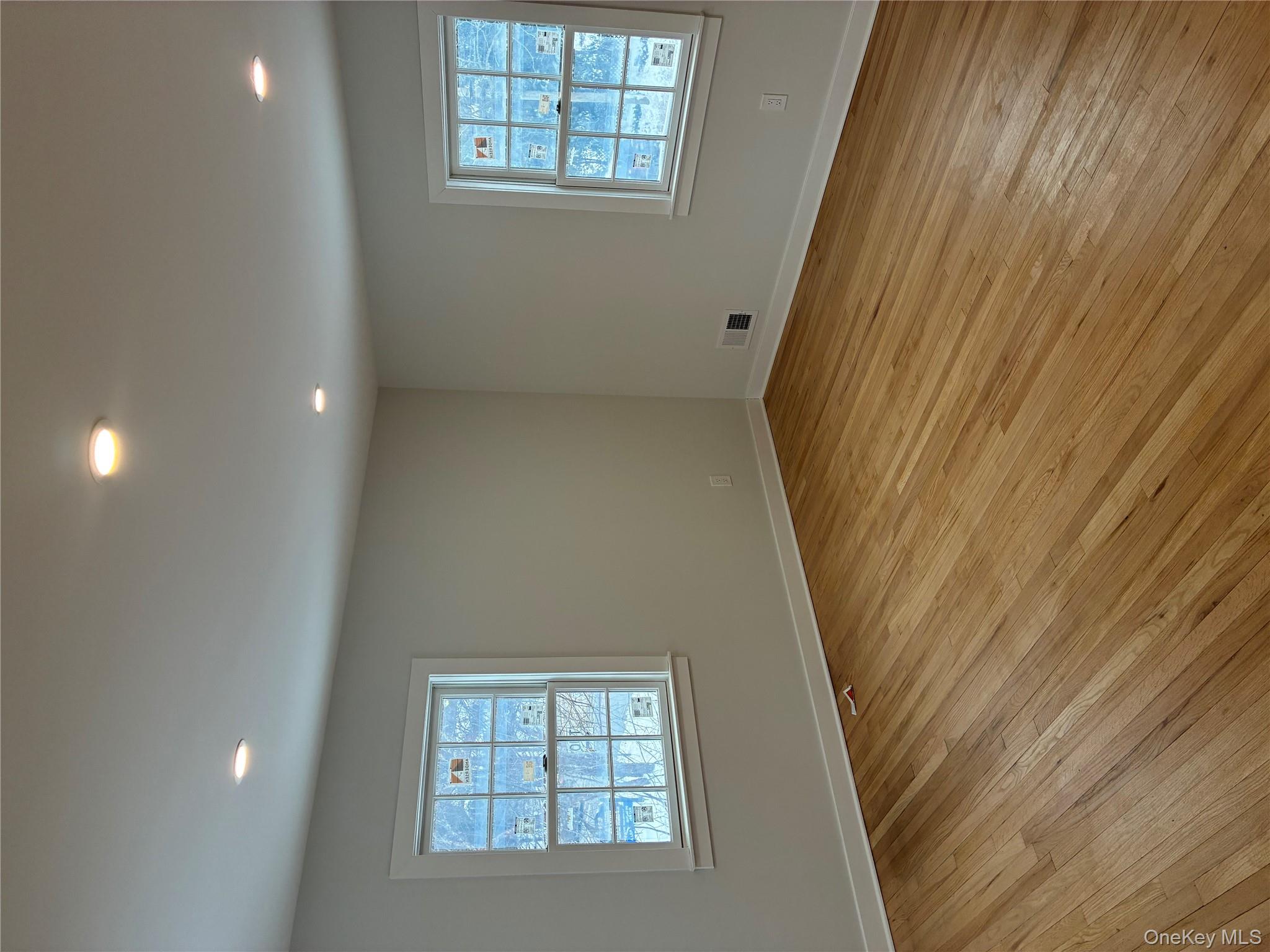 #13 photo, 204 E Shore Road, גרייט נק Great Neck , NY 11023