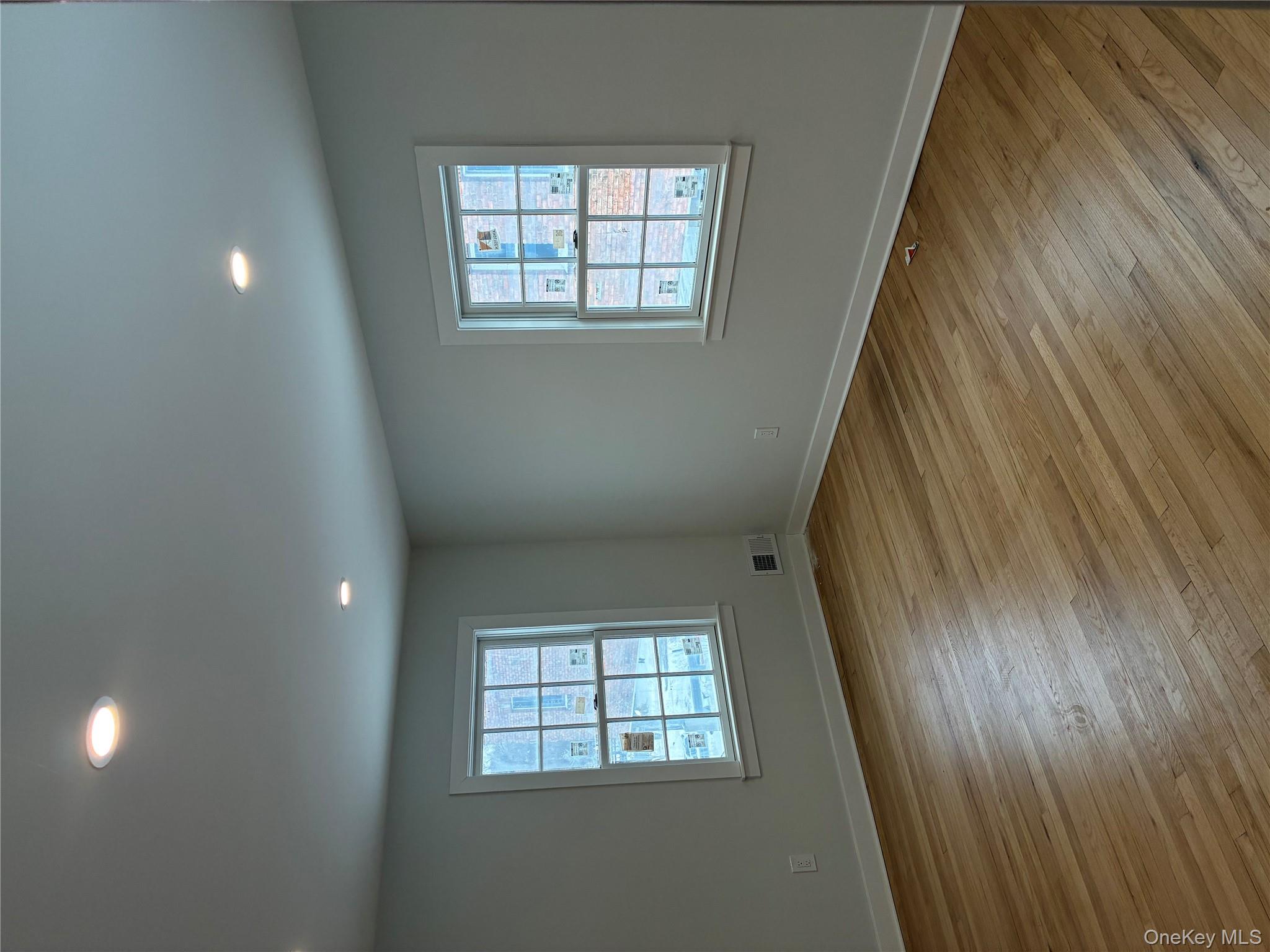 #14 photo, 204 E Shore Road, גרייט נק Great Neck , NY 11023