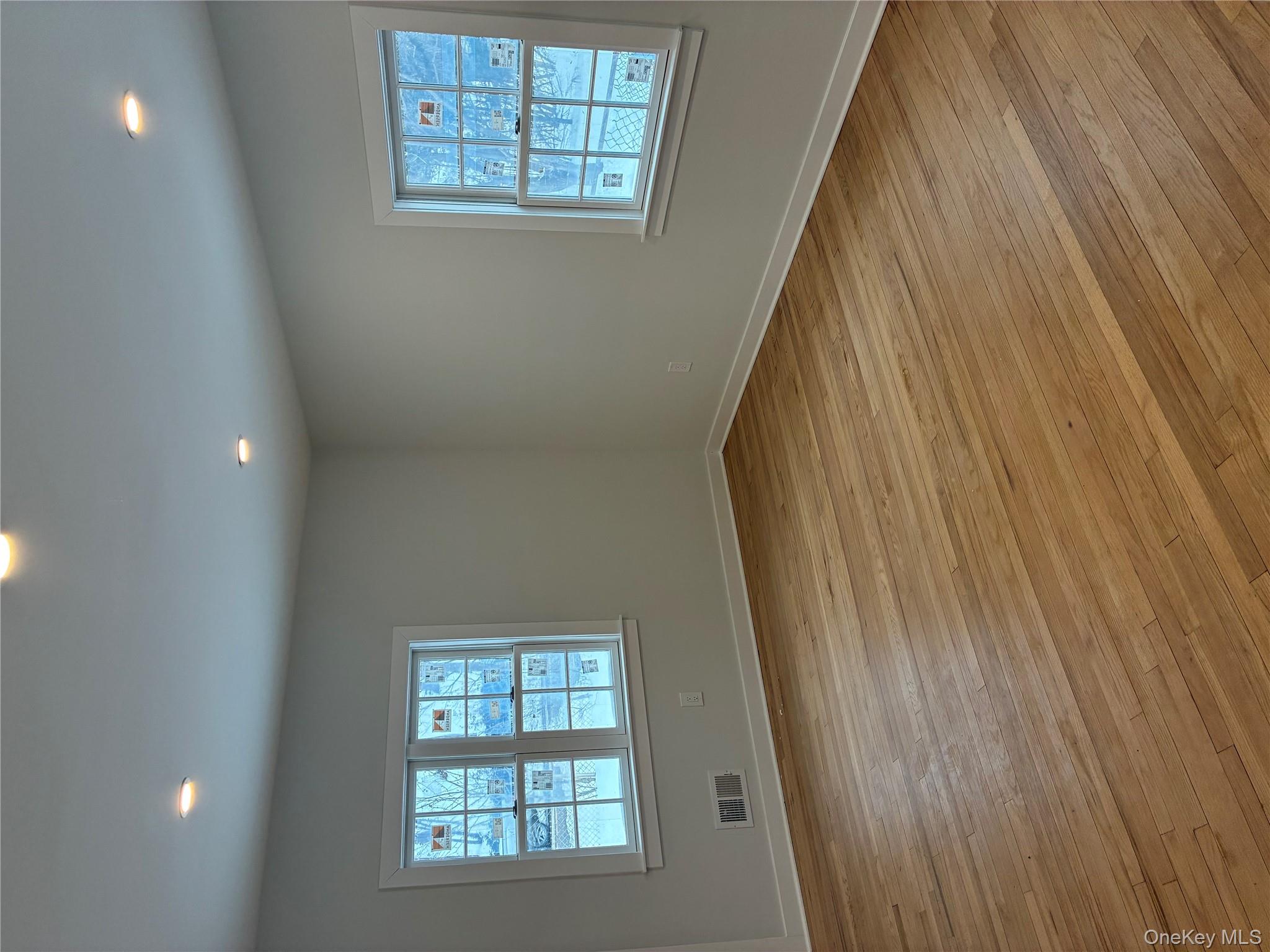 #8 photo, 204 E Shore Road, גרייט נק Great Neck , NY 11023